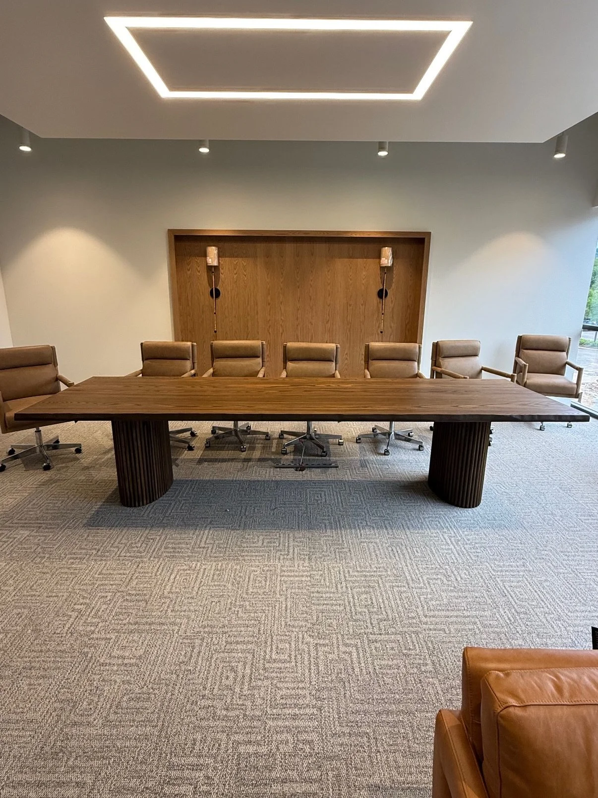 White oak conference table with dark walnut stain. This delivery was no joke!
.
.
.
 #customfurniture #conferencetable #furniture