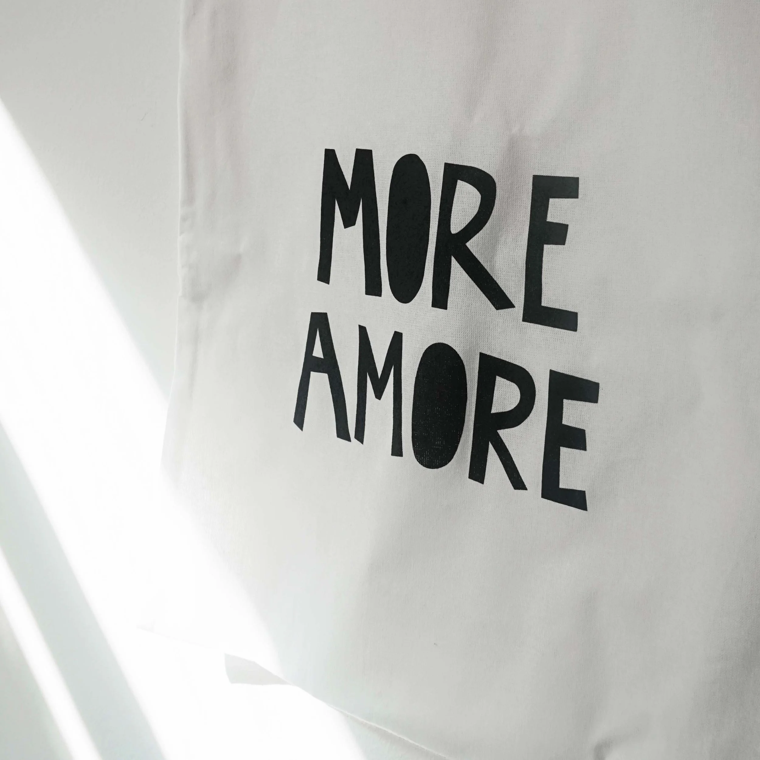 Love is the New Black - More Amore stoffen draagtas