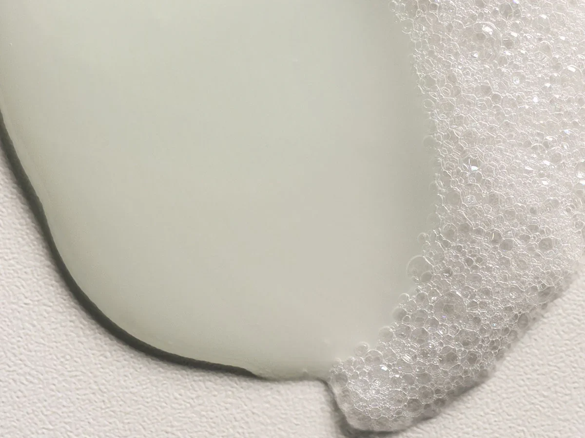 Davines - essential haircare - momo shampoo textuur