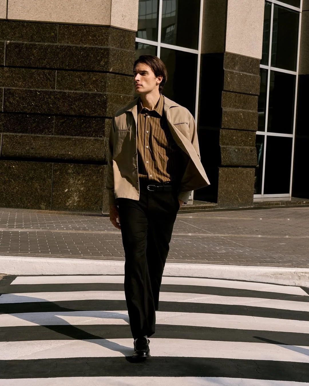 The City Look Essentialsคีย์ไอเทมสำหรับลุคซิตี้สมาร์ตแบบ effortless ในทุกวัน ทั้งเสื้อโปโล เสื้อ (2).jpg