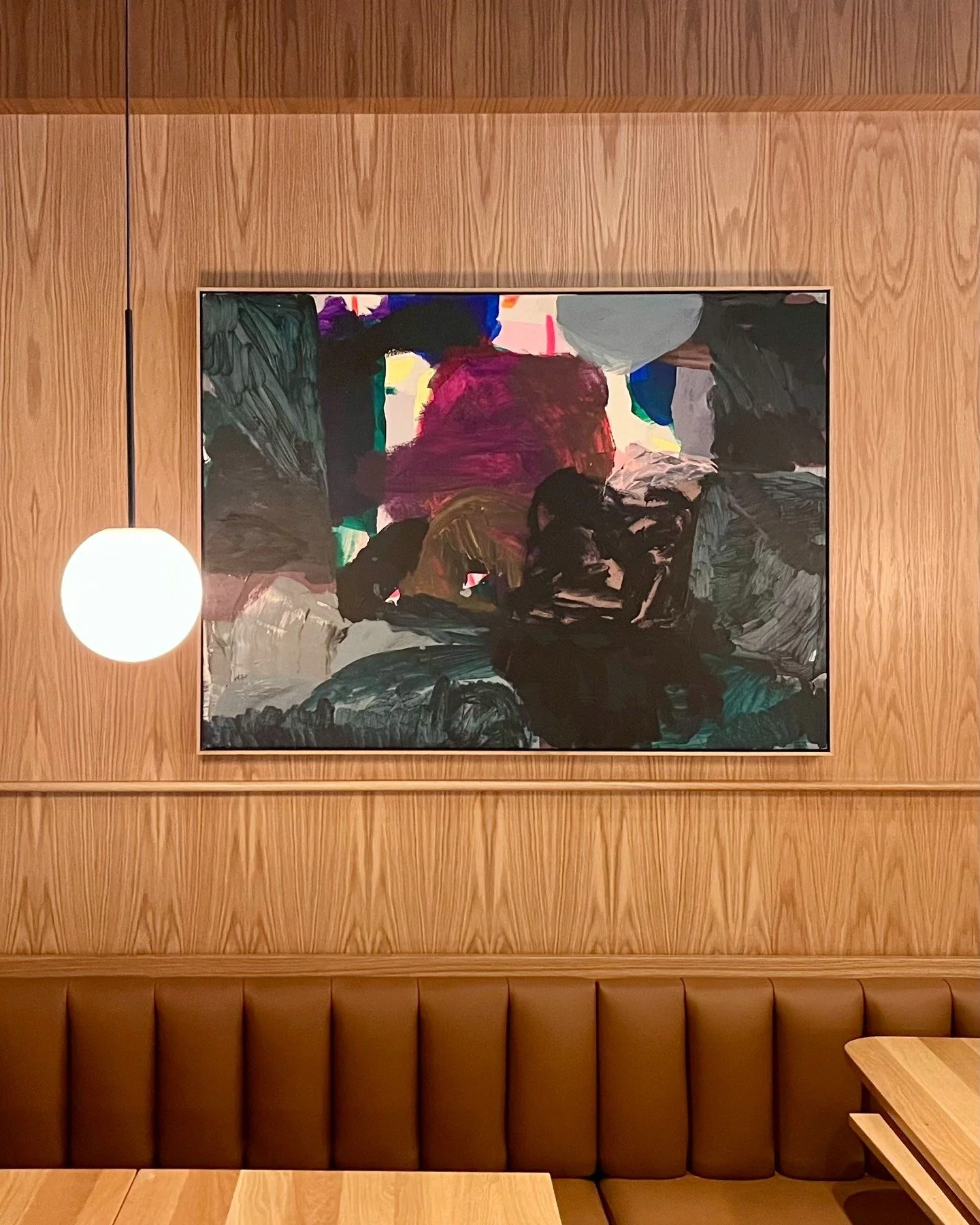 Our latest install - a bold painting by @rogegirard 👀 Framed in solid oak and now at home at Fred's on 4th. Opening soon in Kits!

.
.
.

#artinstallation #customframing #floaterframe #Kitsilano #ArtInRestaurants #InteriorDetails