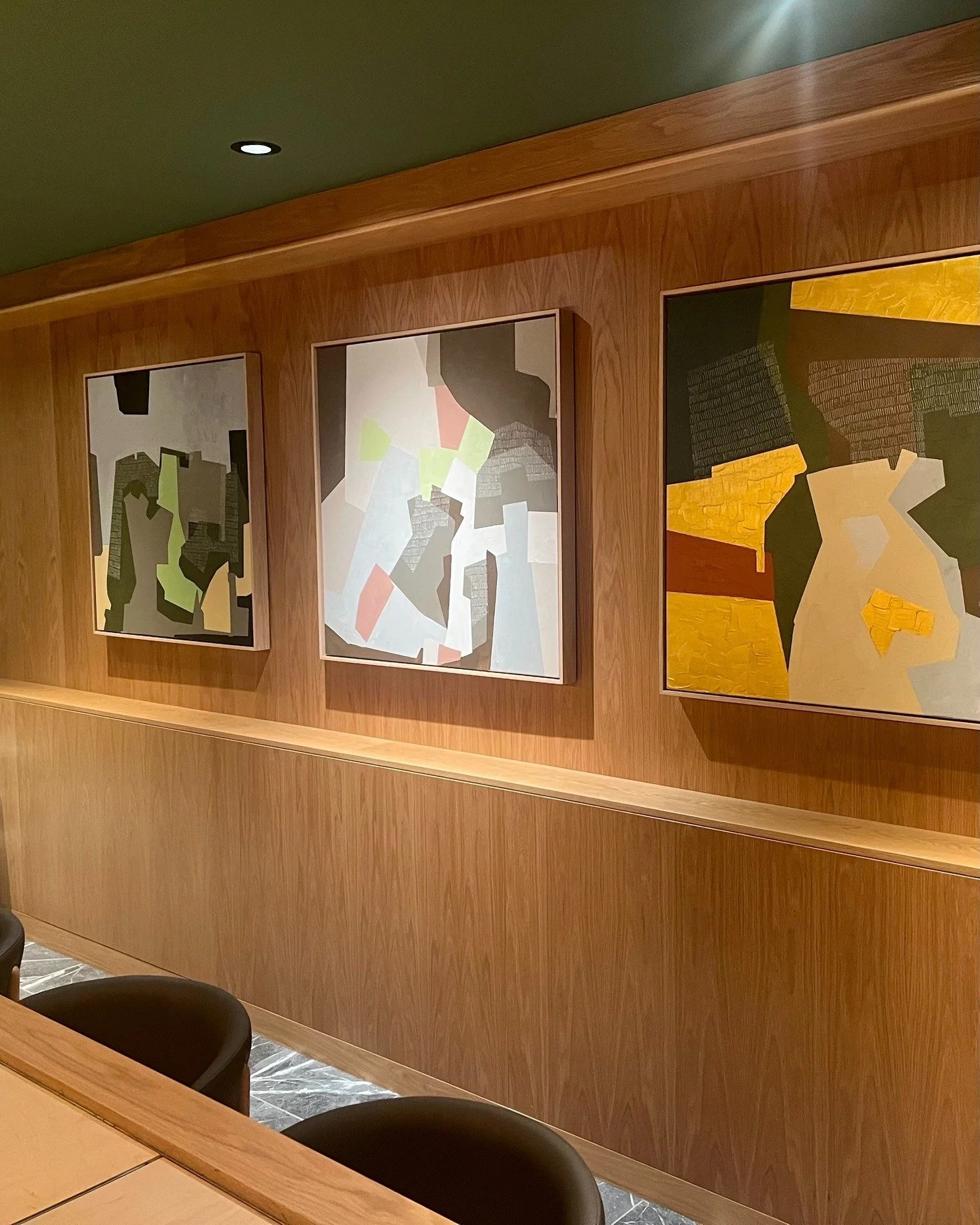 Pleased to share last week's installation of three paintings by Rubeena Ratcliffe @fredsitalian, Kitsilano! An exciting exploration of colour and form&mdash;beautifully integrated into the space.

.
.
.

#artinstallation #artservices #Kitsilano #ArtI