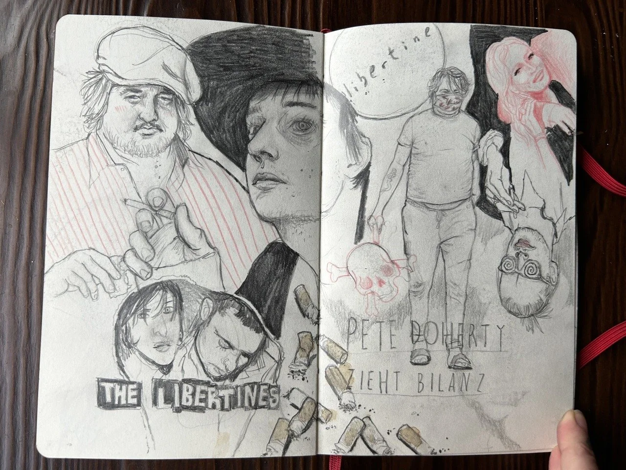 Skizze eines Buches mit Porträts und Figuren, inklusive Bandlogo und Text, in Schwarz-Weiß mit roten Akzenten