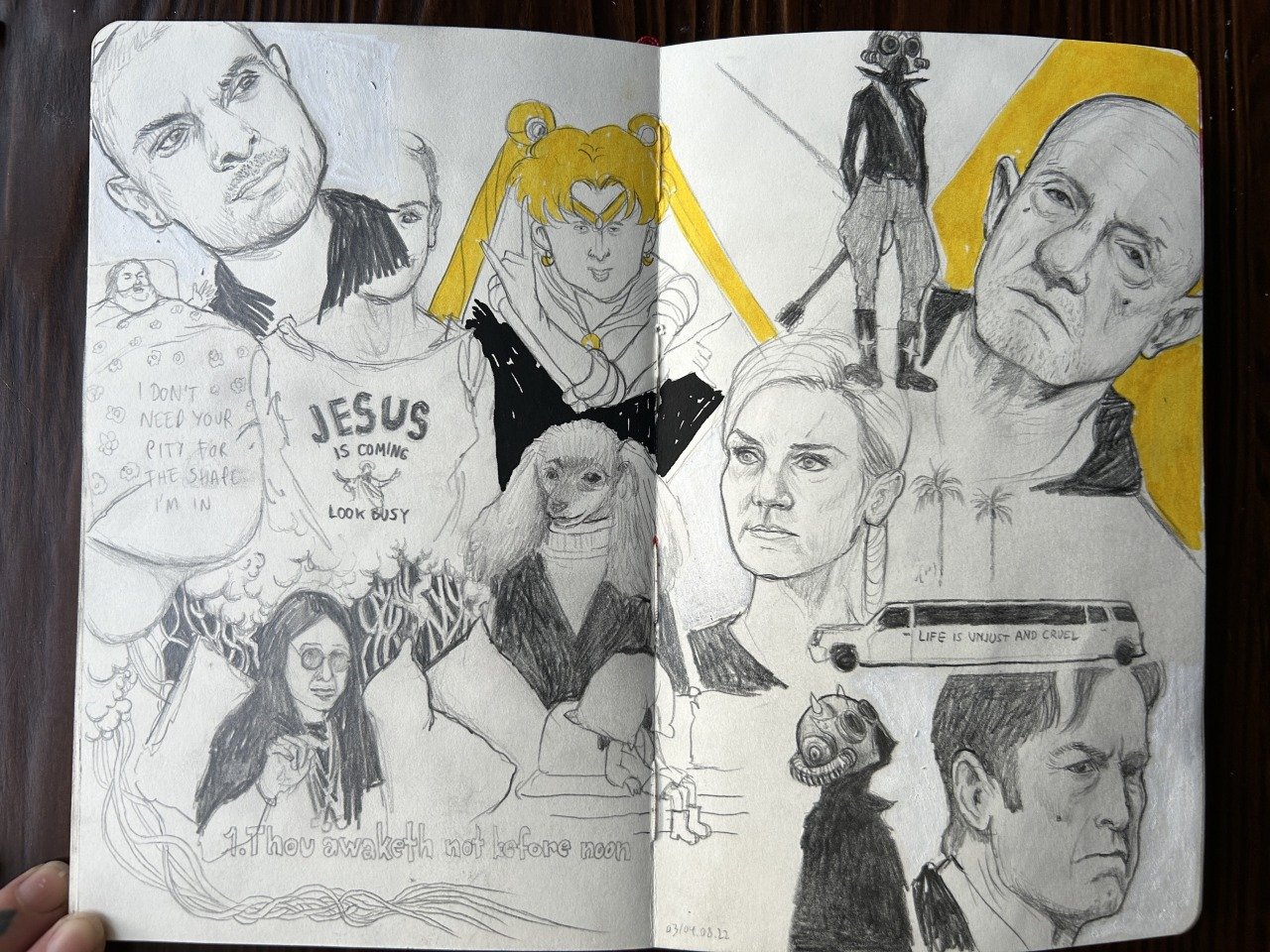 Skizzenbuch mit verschiedenen Zeichnungen, darunter Menschenporträts, eine Person mit einem T-Shirt mit einem religiösen Spruch, eine Buszeichnung mit dem Text "Life is unjust and cruel", eine Figur mit Maske, ein Hund, ein Dschungelbild, eine Frau m