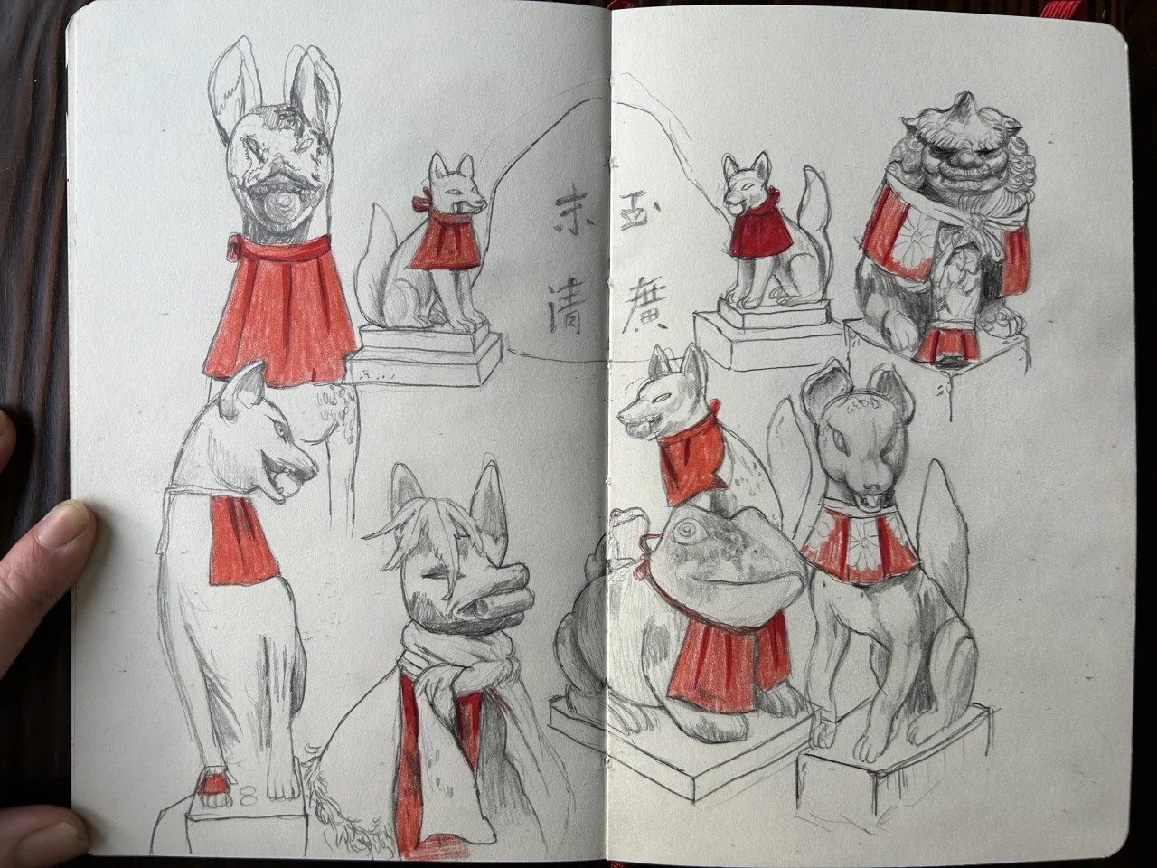 Skizze von mehreren Tierstatuen, darunter Hunde, Katzen und Löwen, mit roten Kapuzen und Mänteln auf Figurenplatten.