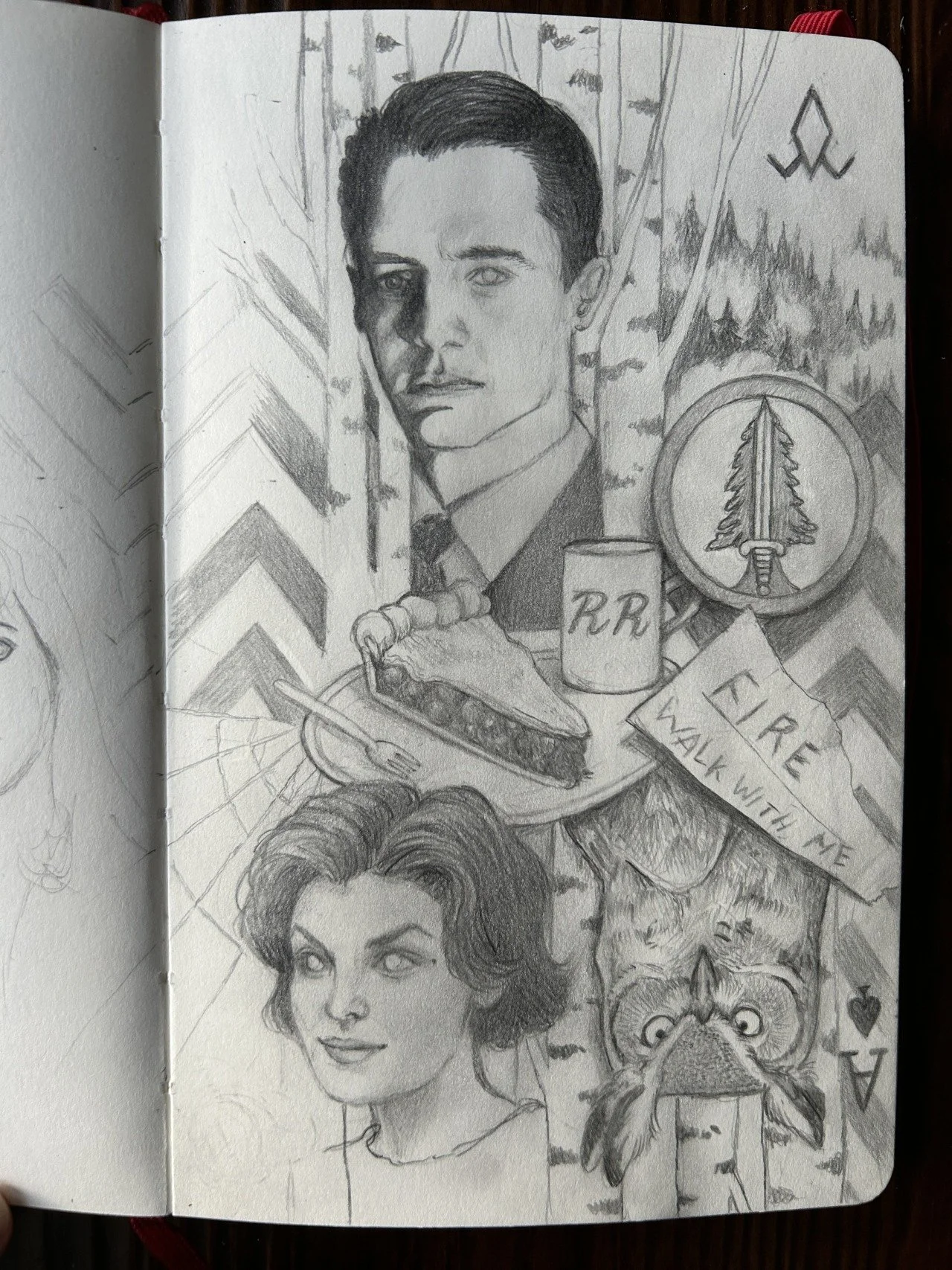 Schwarz-Weiß-Zeichnung mit Portraits eines Mannes und einer Frau, einem Vogel, einem Teller mit Essen, einem Kaffee-Becher mit 'RR', einer Flagge mit einem Baum, einer Notiz 'FIRE WALK WITH ME', und Spielkarten mit Herz und Ass. Detaillierte Linien u