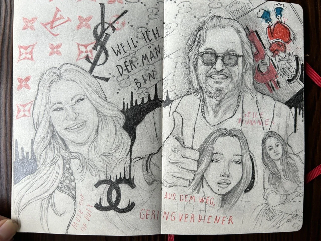 Skizzenbuch mit Zeichnungen von Menschen, Logos, Texten und kleinen Bildern, darunter ein lächelnder Frau, ein Mann mit Sonnenbrille, ein junges Mädchen, Mode-Logos, und Handzeichnungen, mit gedrucktem und handgeschriebenem Text auf Deutsch.