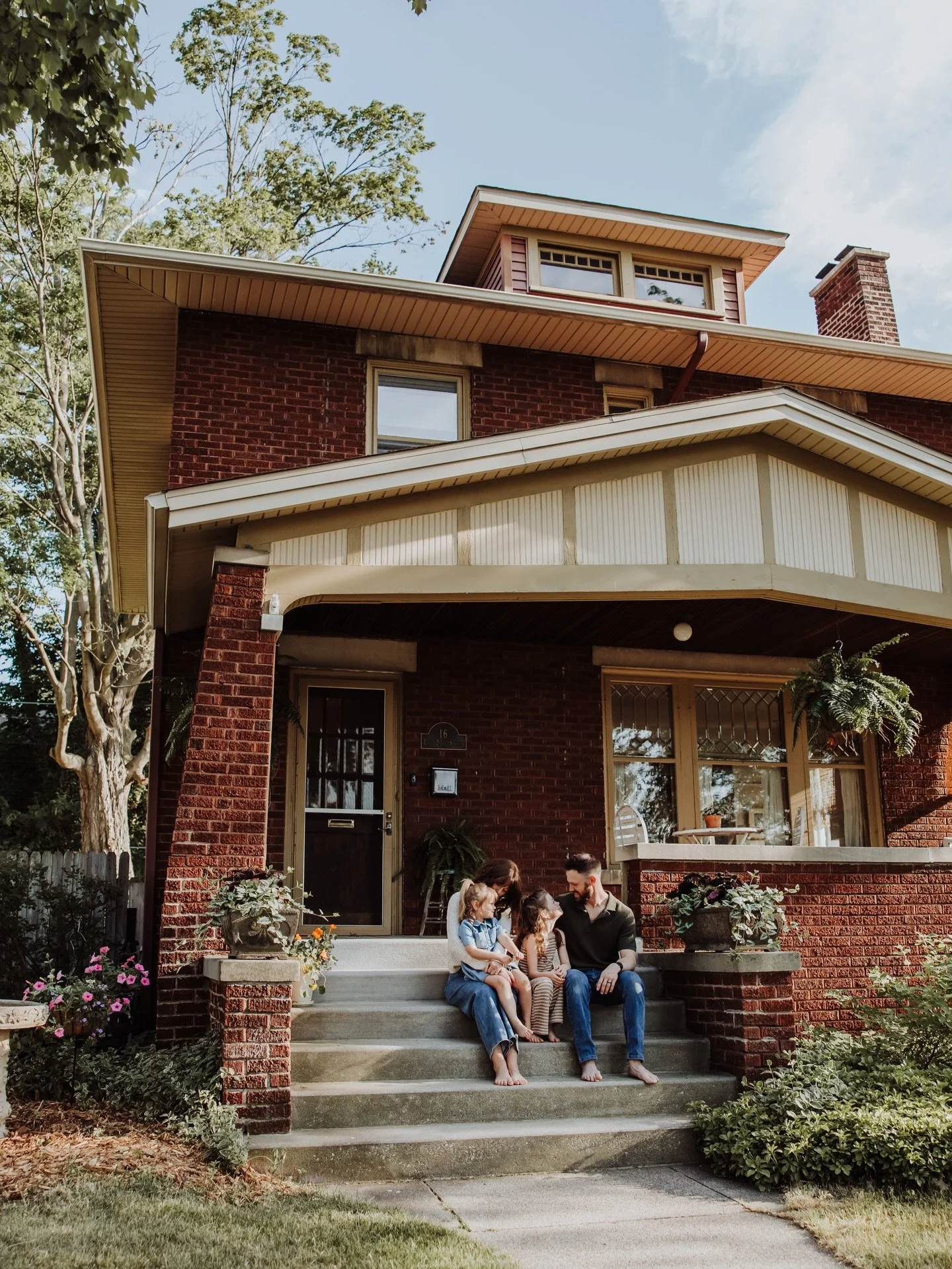 Before this sweet family turns the page to their next chapter, we documented them in the place that has been home and holds so much of their story. 🤍

This session was part of a fun collaboration with @realestatewithaubree + @hzphotos! 

If you&rsqu