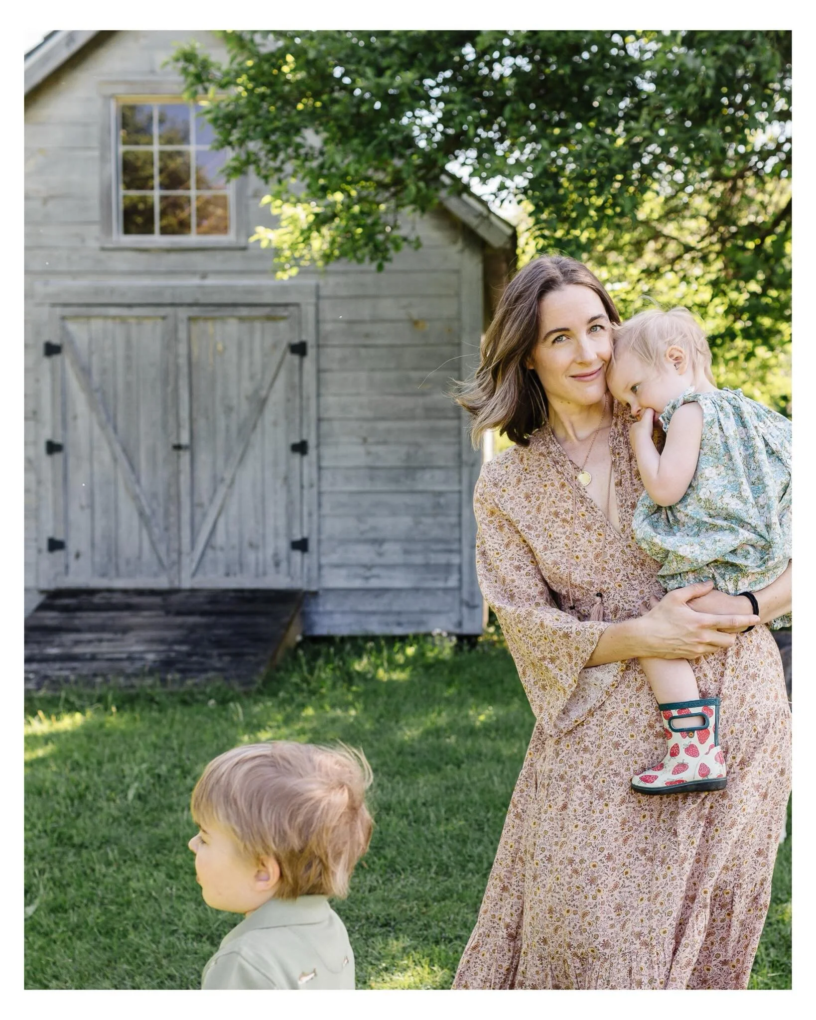 We are almost a week away from Mother&rsquo;s Day and I&rsquo;m excited to offer some casual mini mama sessions in May! 

No need for perfect outfits or hair, let&rsquo;s capture the sweetness (and chaos) of being a mama while the apple trees and lil