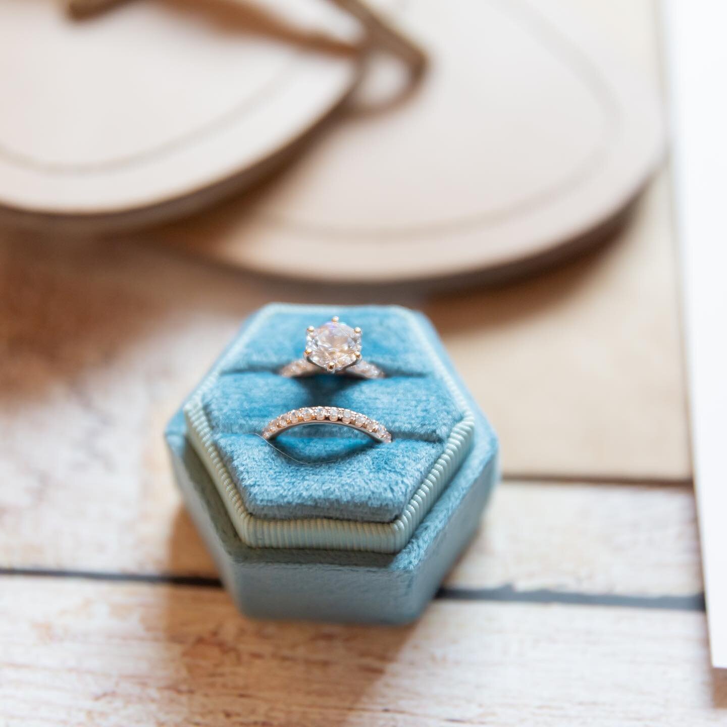 Wanna know my number ONE piece of advice for couples planning a wedding? 
.
.
.
👉🏻👉🏻Have a day-of planner! I cannot stress this enough. A wedding planner can be helpful for the entirety of your wedding planning journey, but the day-of aspect of a