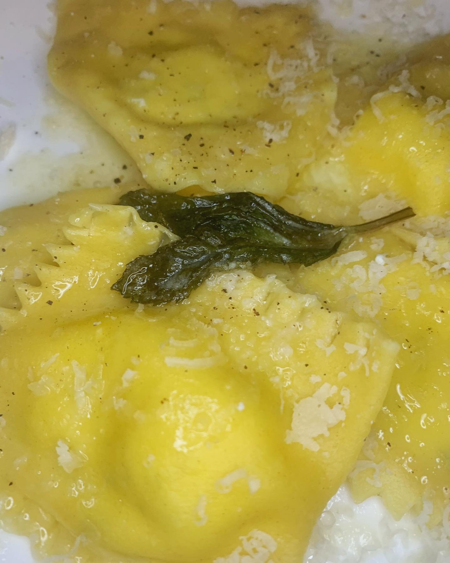 Handmade ravioli filled with ricotta, mint and freshly cracked black pepper, drizzled with a butter and sage sauce 🤤 

This dish will be added to the website soon! 

#ravioli #stpatricksday #italian #freshpasta #pastamaking #handmade #foodie #pastac