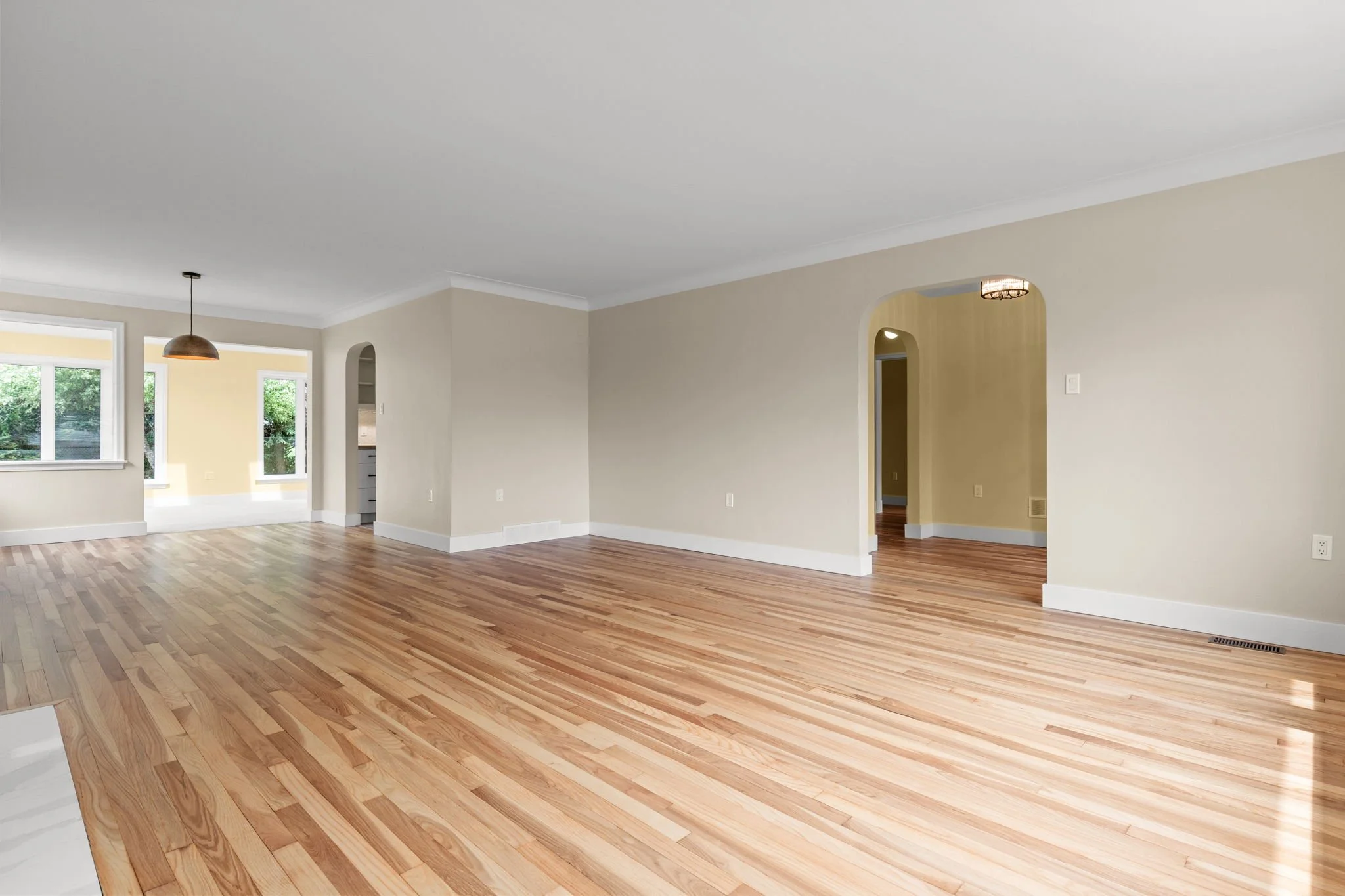 7-web-or-mls-6165-inglis-st.jpg