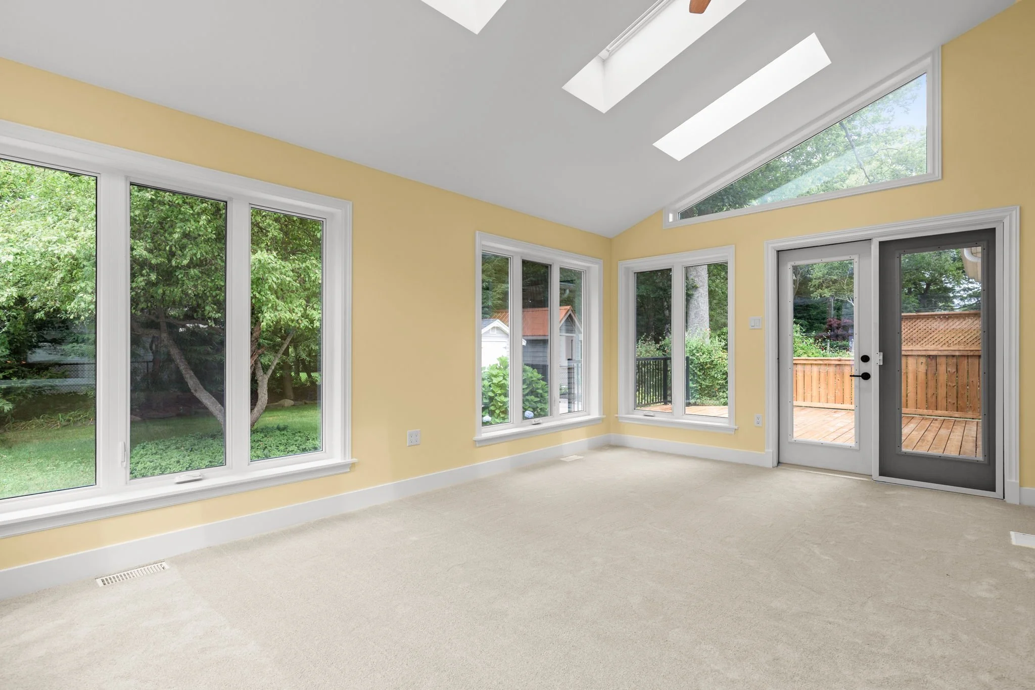 14-web-or-mls-6165-inglis-st.jpg