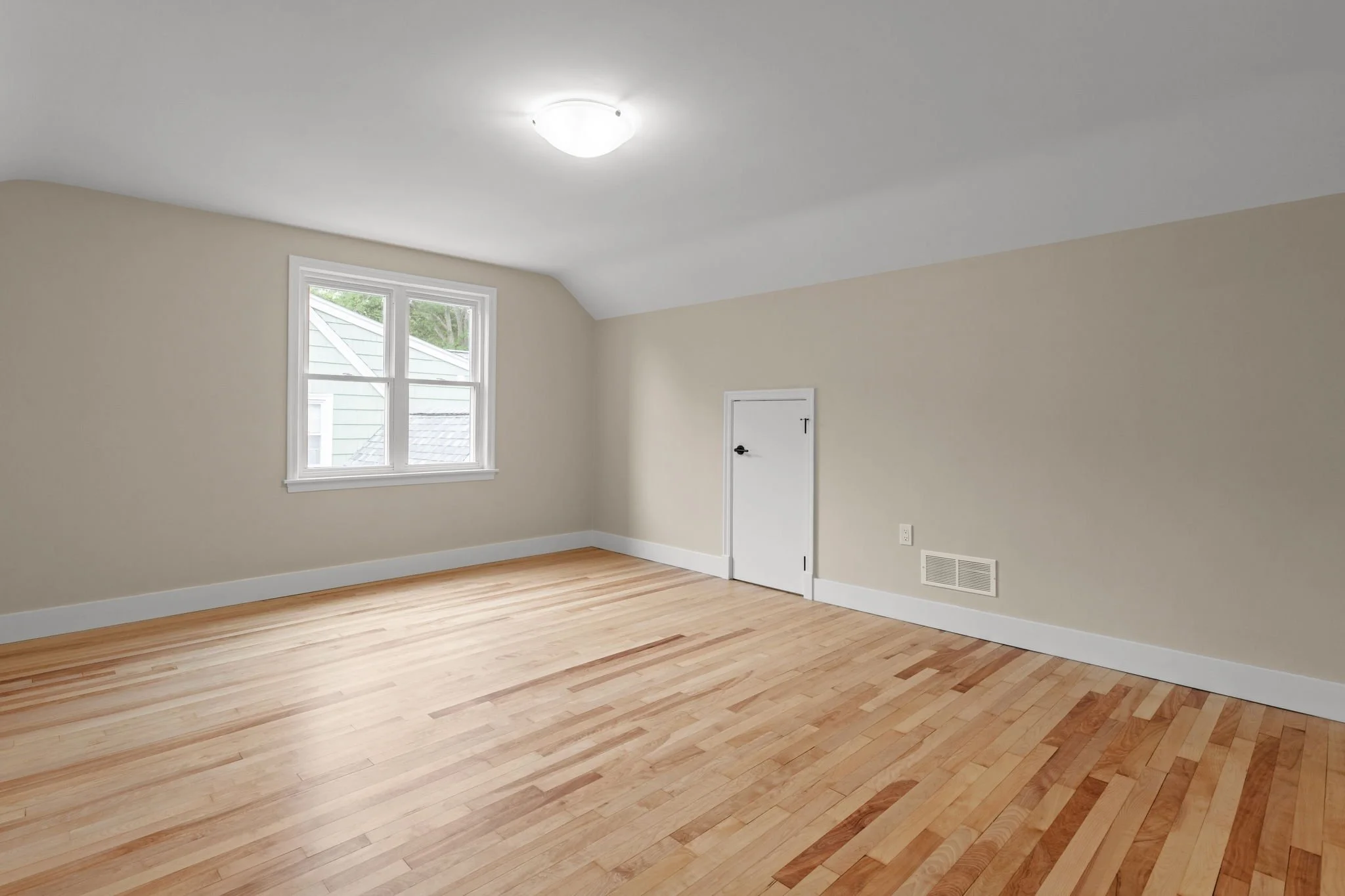 28-web-or-mls-6165-inglis-st.jpg
