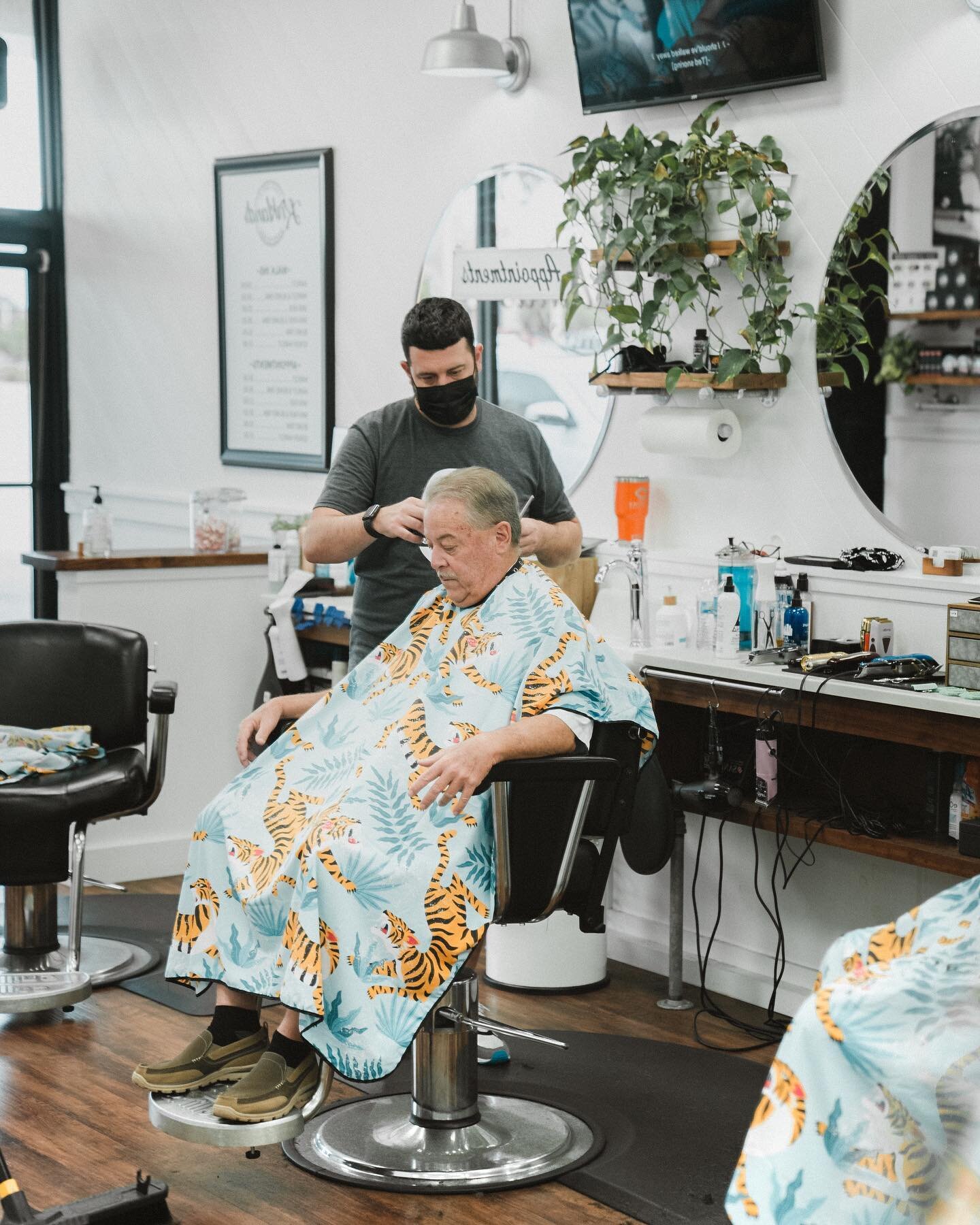 New month = fresh cut ✂️ remember our  barbers are here and available for wwalk-ins EVERYDAY! 

But if you&rsquo;d rather schedule an appointment, check our out website - link in bio 👌🏼 
.
.
.
.
#wahlmagicclip #barbercollege #bestofbarbers #nationa