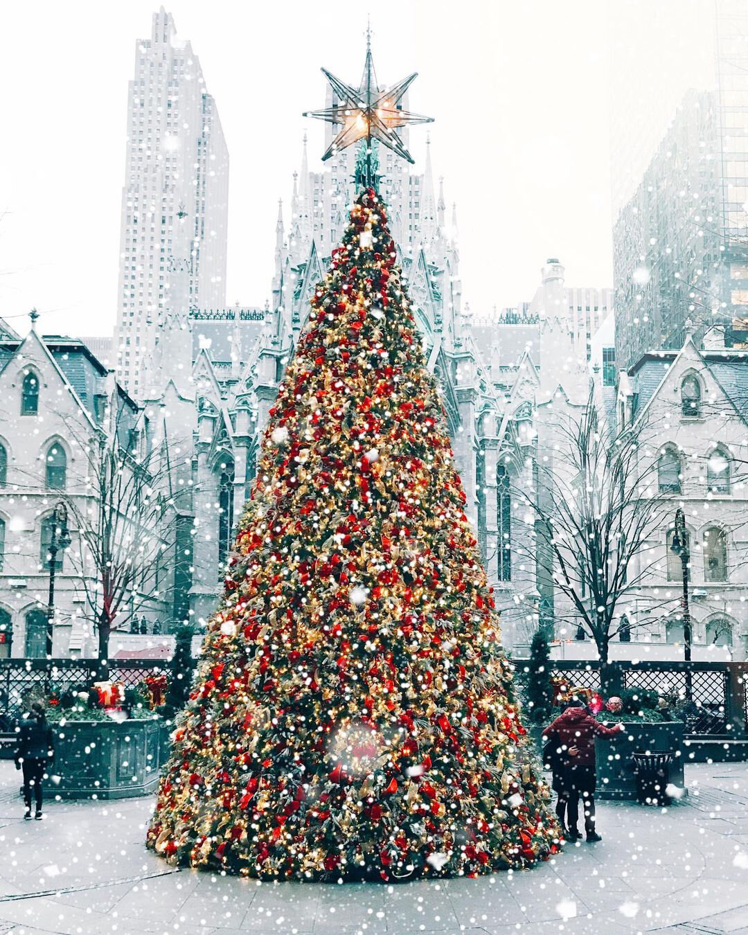 There&rsquo;s nothing quite like Christmas at The Palace 🎄✨⠀⠀⠀⠀⠀⠀⠀⠀⠀
⠀⠀⠀⠀⠀⠀⠀⠀⠀
So excited for my clients heading to the city this week &amp; checking in to the iconic @newyorkpalace to enjoy a little opulence, holiday festivities &amp; shopping 🎅🏽