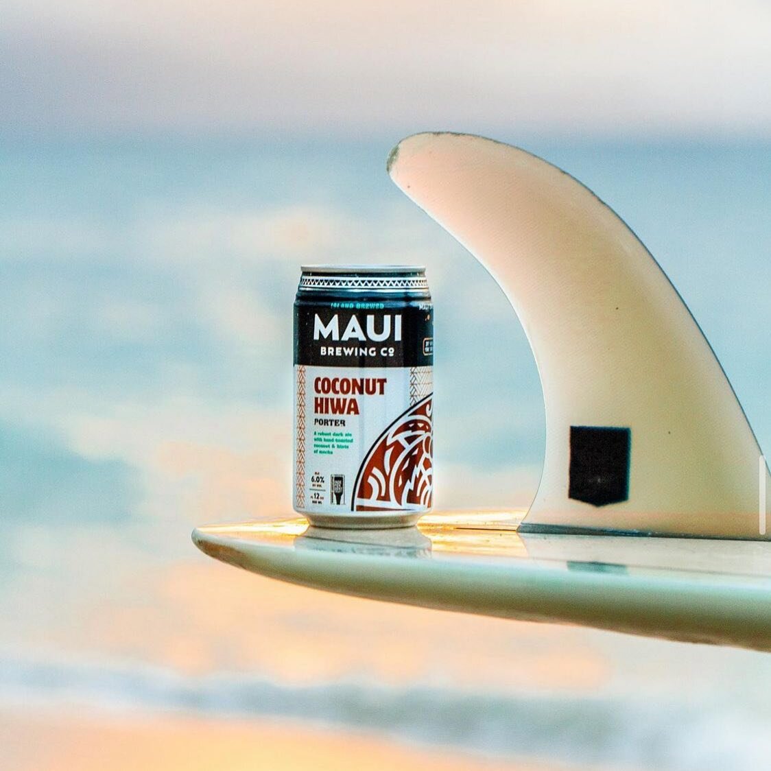 🌴 A classic robust porter with hand-toasted Hawaiian coconut 🥥 

@mauibrewingco &bull; Coconut Hiwa Porter &bull; 6%

Black in colour and crowned with a creamy, dark tan head. It begins with a malty-toasted-coconut aroma followed by a rich, silky m