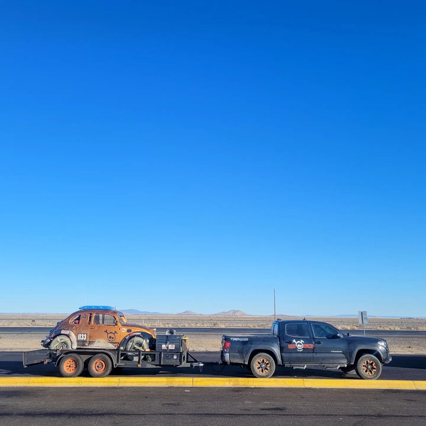 The long lonely road.. 
.
#bajabug #bajabuild #class11 #aircooledvw #desertracing #vwbuggy #dunebuggy #garagemechanic #diy #builditbetter #letsgoracing