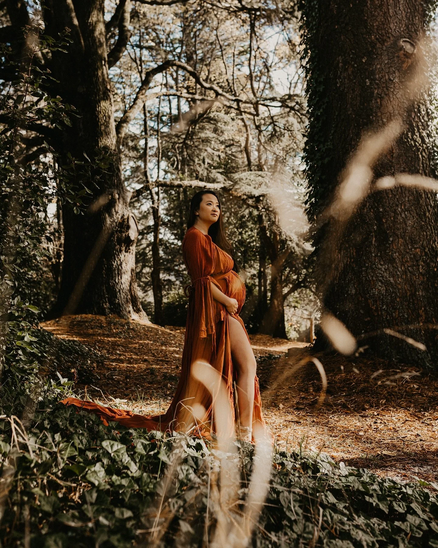 What&rsquo;s the thoughts on outfits for maternity sessions these days? Bronwyn wasn&rsquo;t sure about going for the long dress look so we did a couple of different looks and honestly I loved them all. Bronwyn ended up loving we did the long red dre