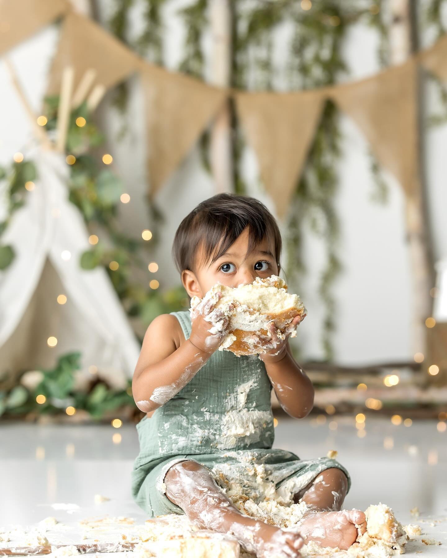 Love the earthy tones and rustic vibes for baby boy! 🍃 and YES, he picked up the entire cake and ate it 🤣

Did you know? I provide all the props, cake, balloons, and even have some outfits available for use for your baby&rsquo;s cake smash session!