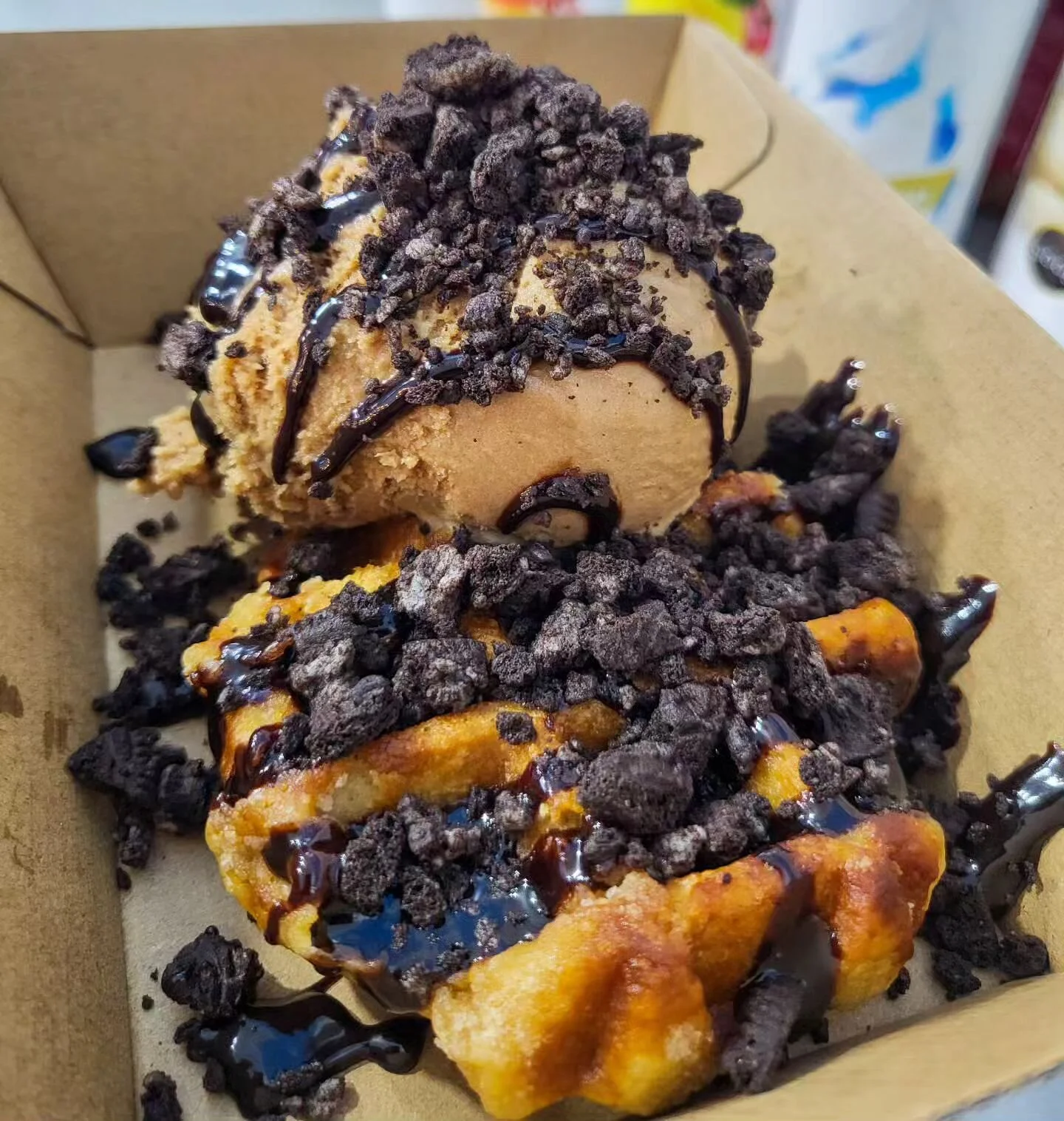 π± Guess what's making our taste buds dance with joy? Our incredible vegan waffle is topped with a drizzle of heavenly vegan chocolate sauce, a sprinkle of secretly vegan Oreos, and a generous scoop of dreamy tiramisu ice cream! 
πβ¨ It's a personal