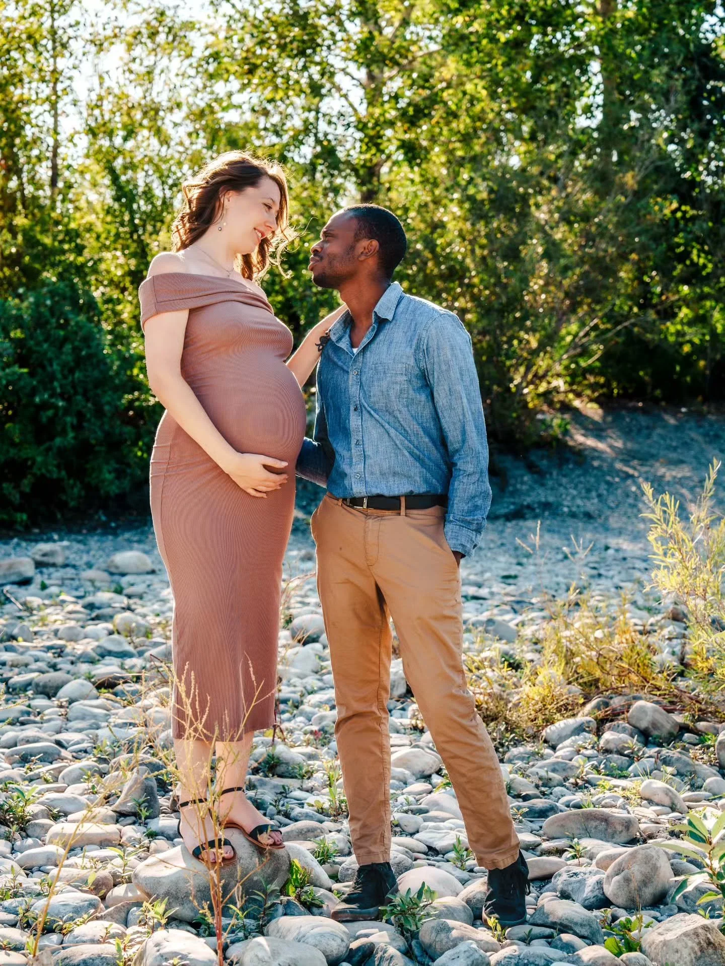 🤍💛❤️ beautiful memories from the photoshoot at Prince Island Park. 

I really love this location for a couple of maternity sessions. It has a little bit of everything: park theme, city vibes, and water access! Those white pebbles are not easy to wa