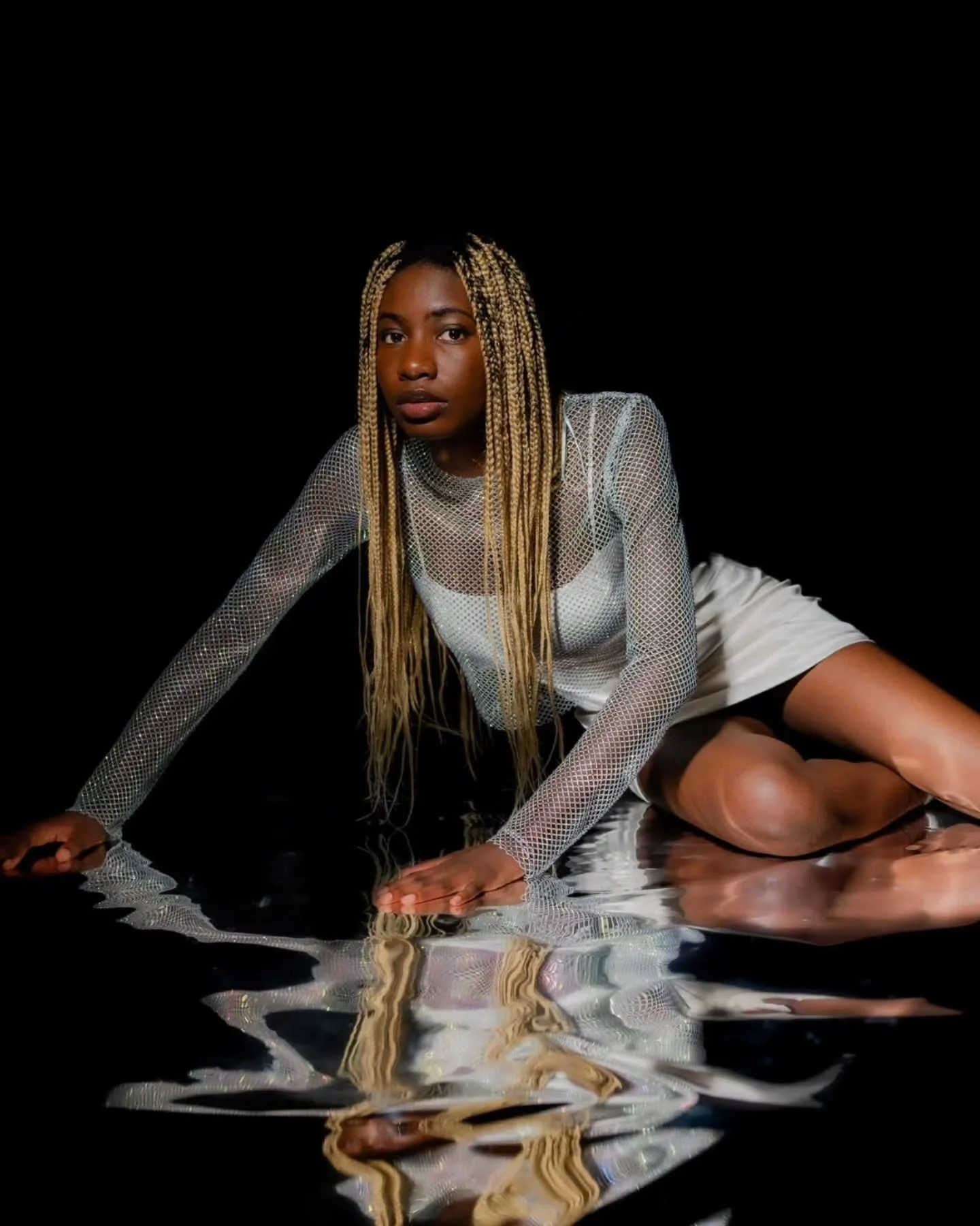 I just realized it&rsquo;s been a while since I used my black backdrops for something bold and creative&hellip; so it&rsquo;s time! ✨🖤

I&rsquo;m bringing them back this season with a few stylish editorial-inspired setups &mdash; perfect for anyone 