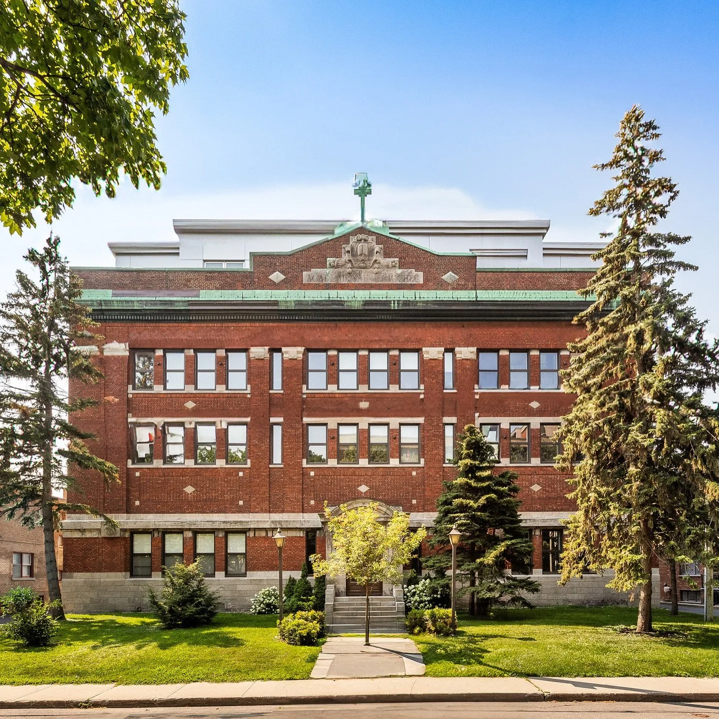 Nouveaut&eacute; | 212-31 Av. Lorne, Saint-Lambert 

Condo lumineux de 1209 pieds carr&eacute;s 2 chambres aux plafonds de 10 pi, au coeur de Saint-Lambert. Espace de vie moderne, s. d&rsquo;eau, s. de bain compl&egrave;te, balcon priv&eacute; et 2 s