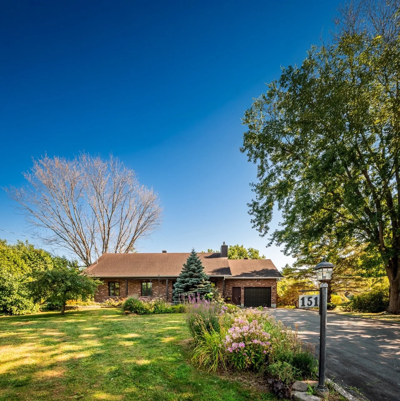 Nouveaut&eacute; | 151, Rue des Bl&eacute;s-d'Or, Saint-Jean-sur-Richelieu

&Agrave; Saint-Jean-sur-Richelieu, maison cl&eacute; en main situ&eacute;e dans un secteur paisible et s&eacute;curitaire. Espace lumineux et fonctionnel, parfait pour la fam