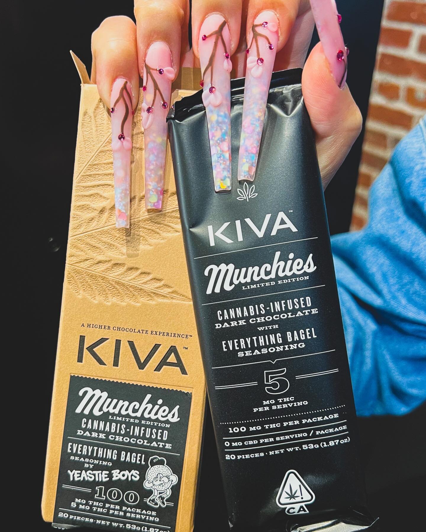 Happy Spring everyone! 🌸🌺💐🌷
You know what's perfect with your breakfast? @madebykiva MUNCHIES dark chocolate bar that collabs with @yeastieboysbagels to bring you the perfect breakfast snack to eat before you start your day! Come through to the s