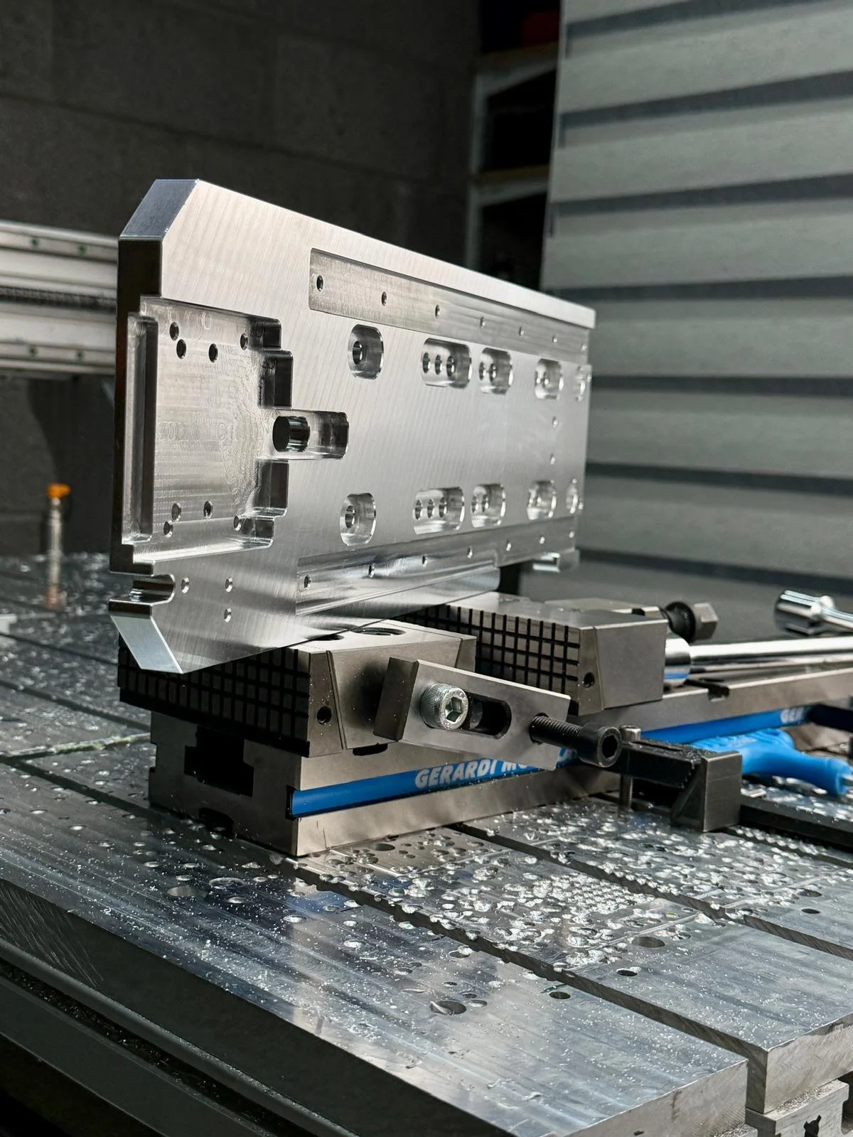 stoneycnc-pr-studios-model8-milling-aluinium-43.jpg