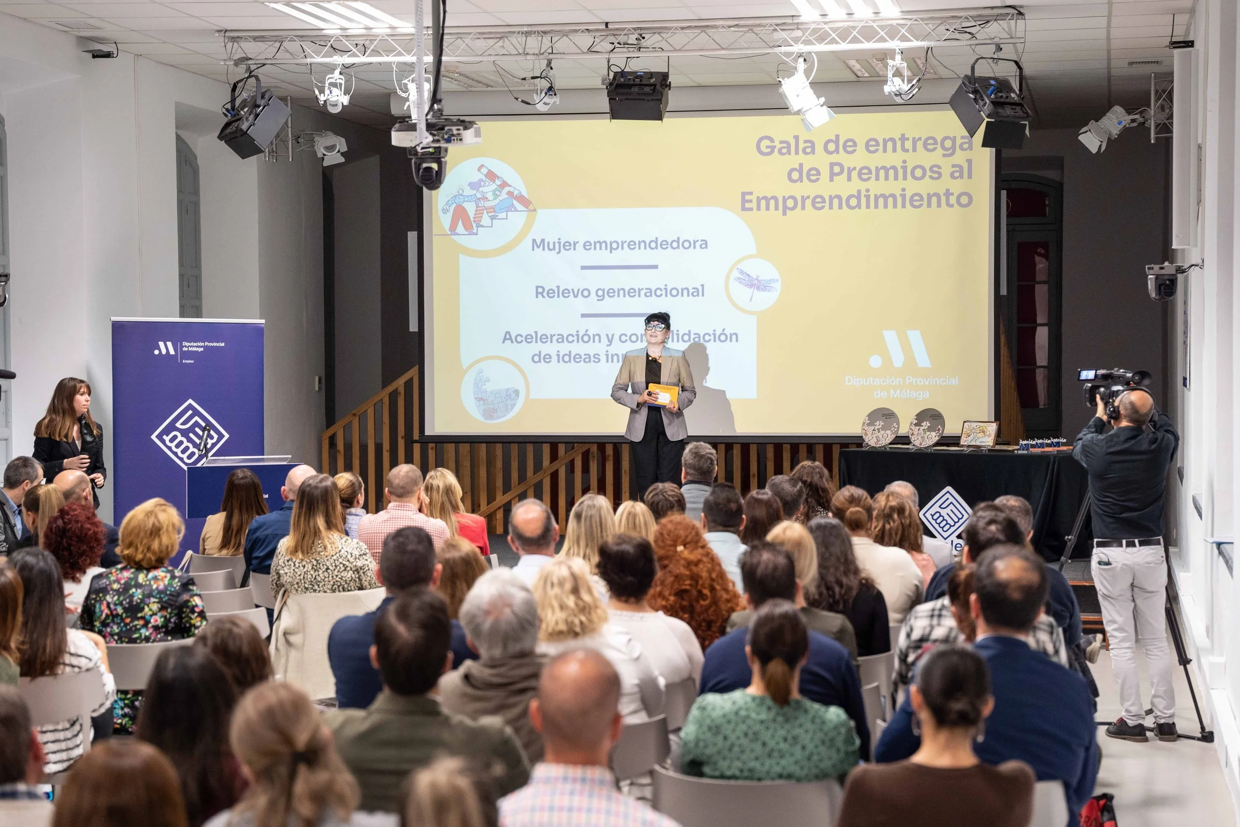 ¿Presentadora o Maestra de Ceremonias?: Diferencias y cuál elegir para tu evento