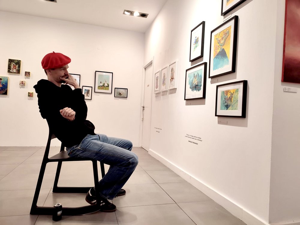 Krzysztof Trawinski admiring Enrique's work
