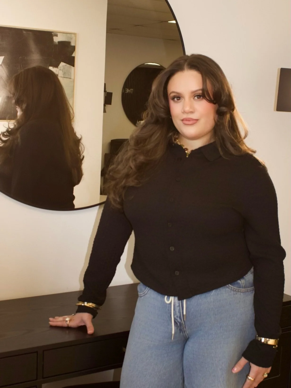 Please welcome our newest addition to our salon, Angela.
She&rsquo;s an experienced Makeup Artist with 10+ years on her belt. She works on all complexions and specializes in soft to full glam and Bridal! So excited to have her join us here at JV Beau