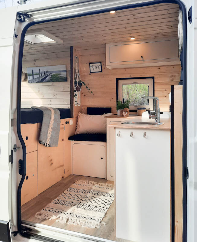 Lotte: Außen Secret - Innen Camper, individuell ausgebautes Wohnmobil in  Leipzig mieten