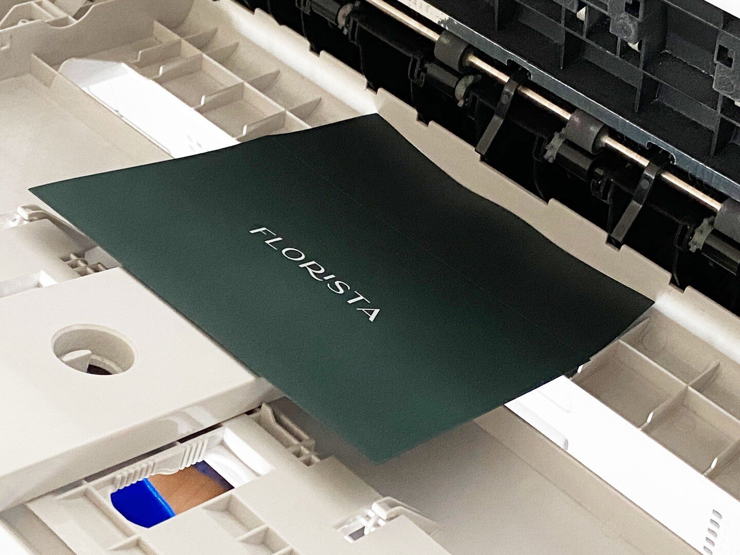 Digit&aacute;lna tlač bielou farbou na ob&aacute;lky Colorplan

@spaper.cz  @gfsmithpapers