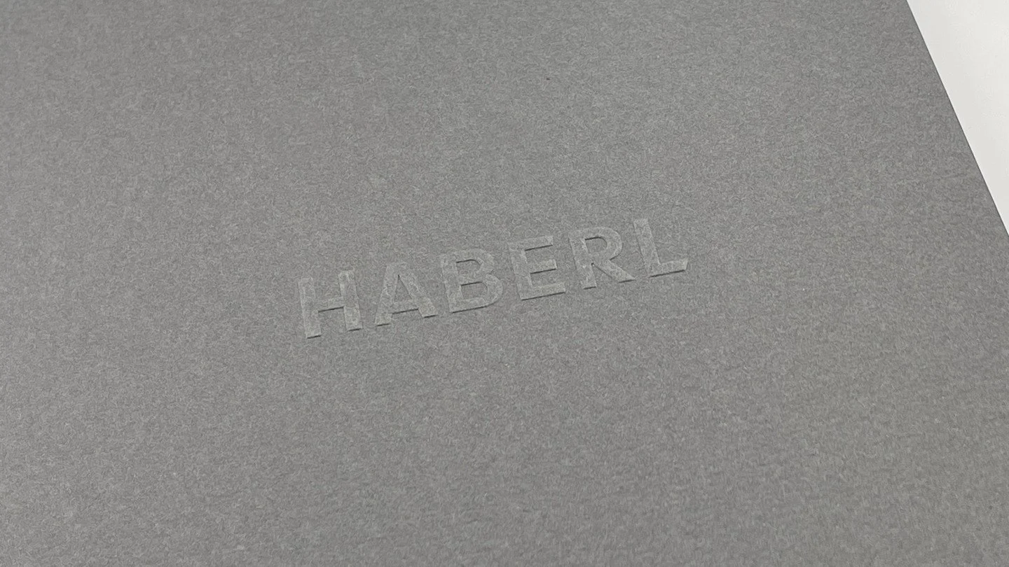 Brož&uacute;ra HABERL @haberl_group

ob&aacute;lka papier Freelife Merida Graphite so slepotlačou @fedrigoni.slovensko
jadro papier Pergraphica Classic Rough @pergraphica 
v&auml;zba V2