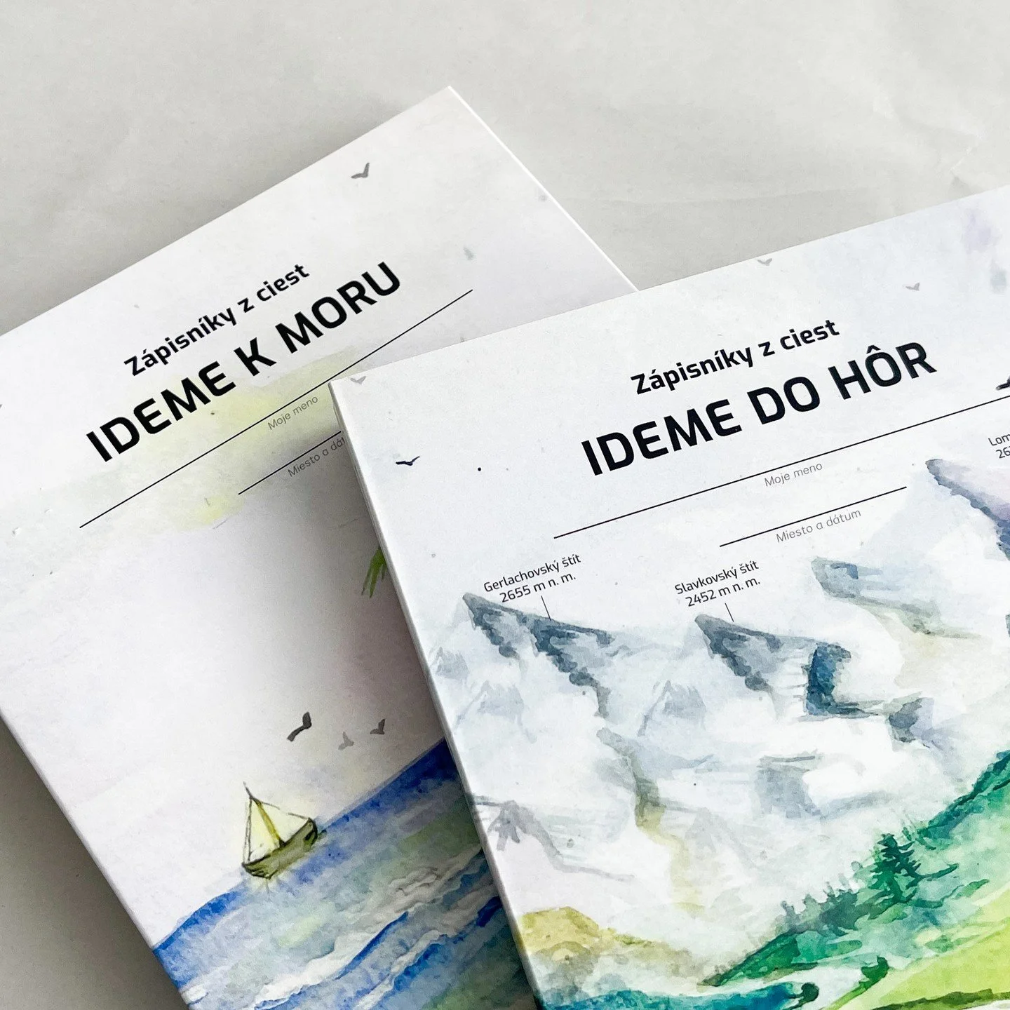 Z&aacute;pisn&iacute;ky z ciest &ndash; digit&aacute;lna tlač so skrytou hrebeňovou v&auml;zbou (polovičn&aacute; kanadsk&aacute; v&auml;zba). 

@letsgokids.sk

www.letsgokids.sk