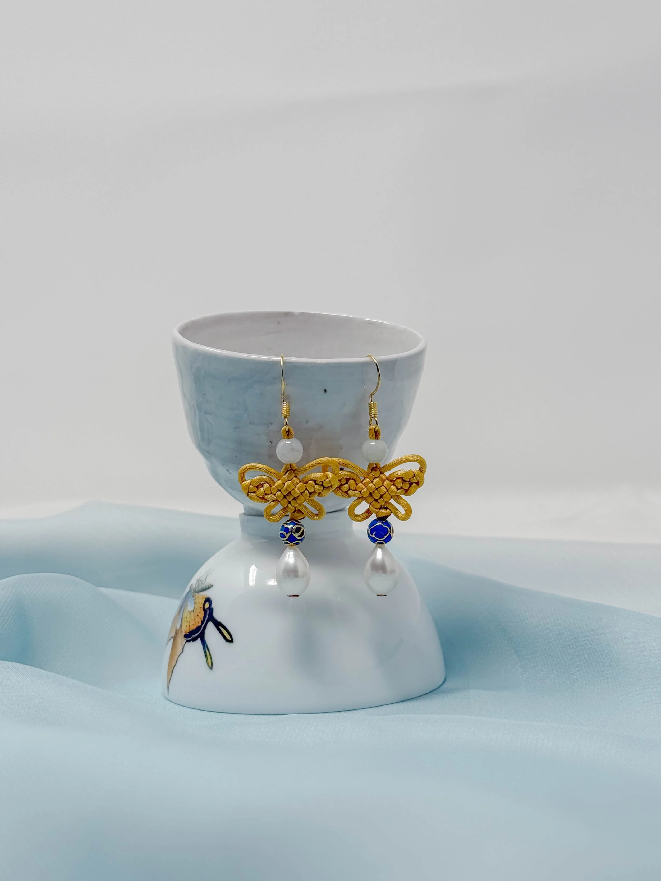 蝴蝶识 Butterfly shi earrings · gold pearl drop