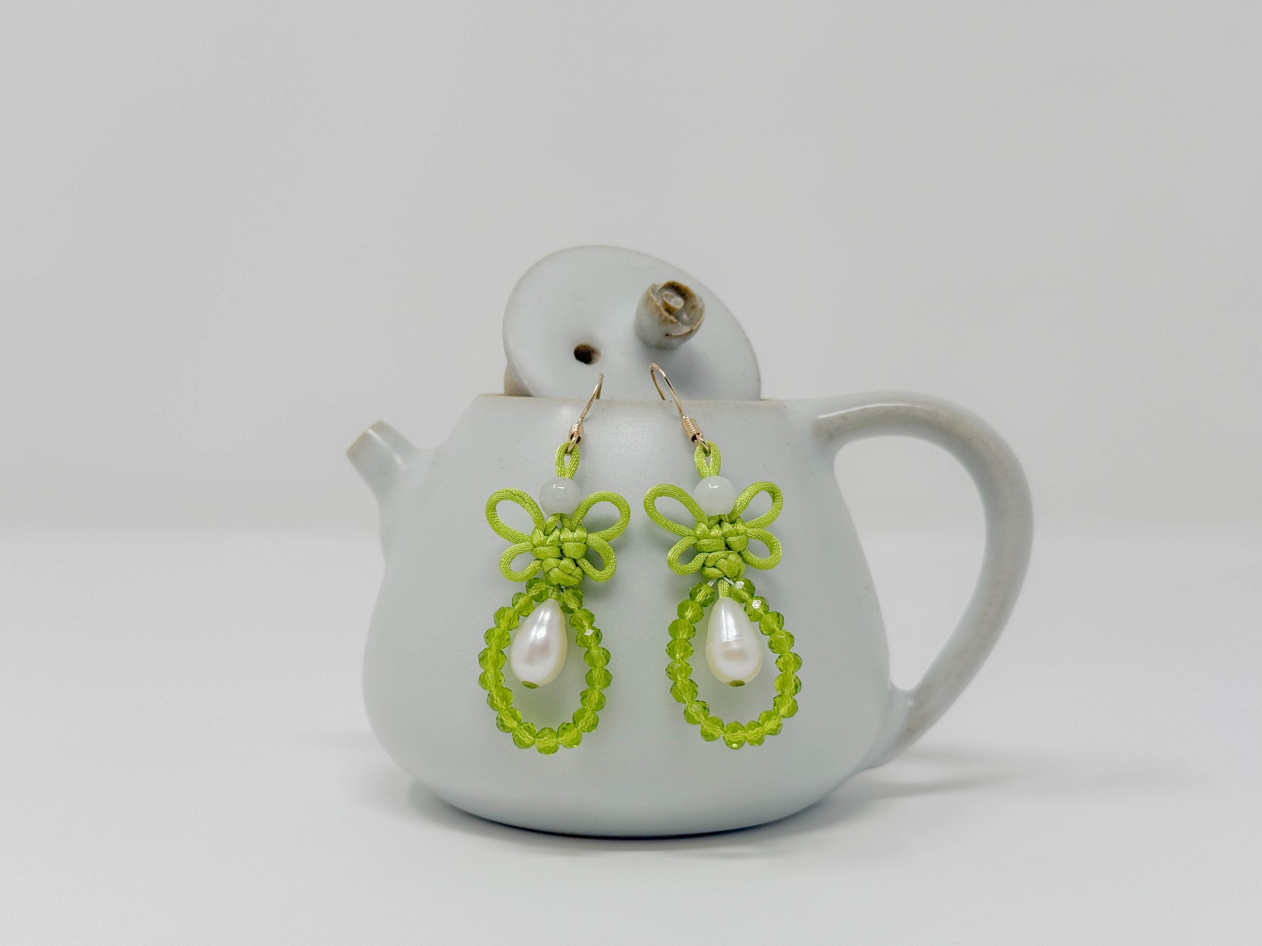蝴蝶 Butterfly pearl earrings · Apple Green