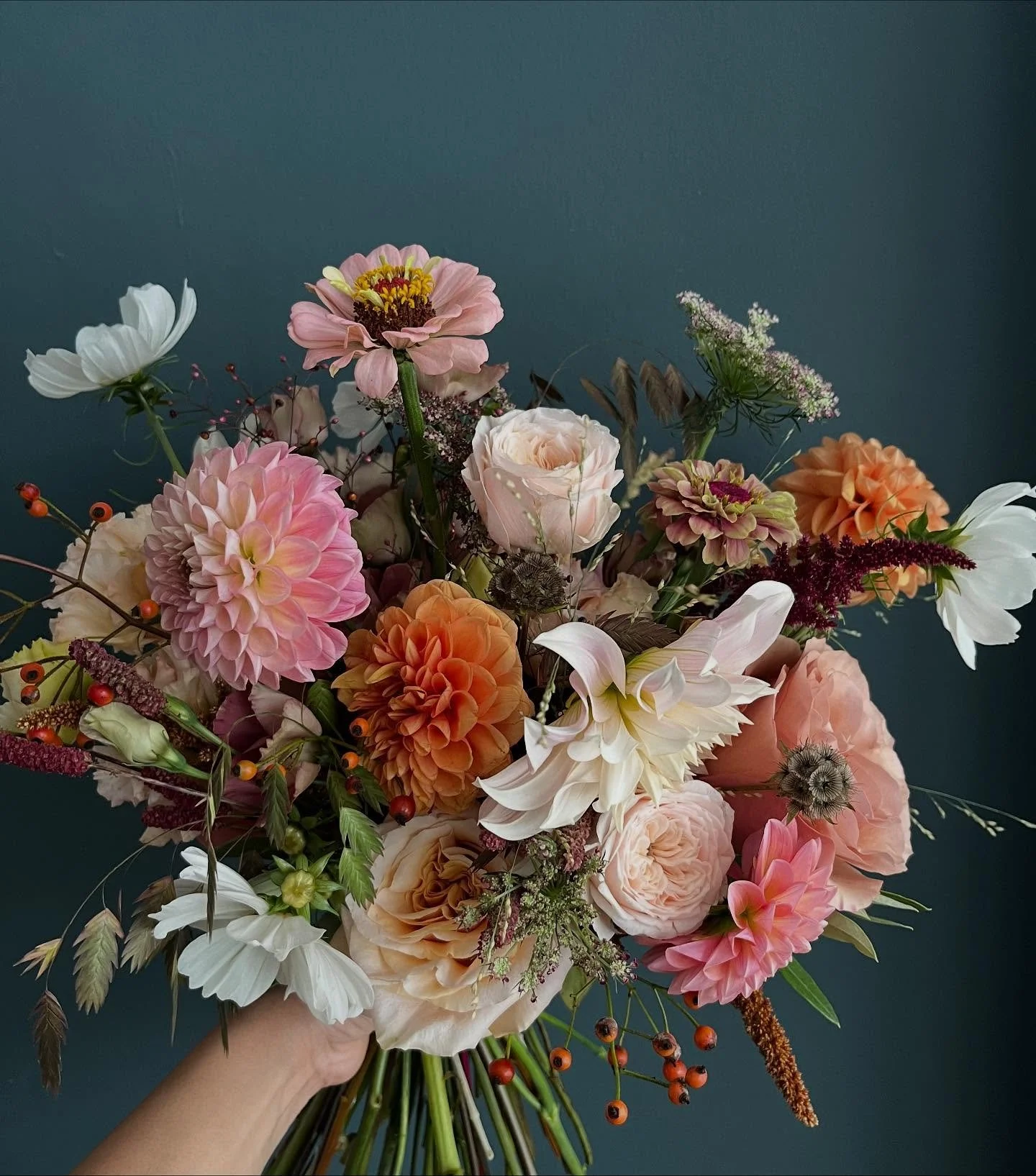 For Kate. The colour palette I was looking forward to all summer! 

#autumn #flowers #bridalbouquet #autumnwedding #weddingflowers #bridal #surreywedding #surreyflorist #dahlia