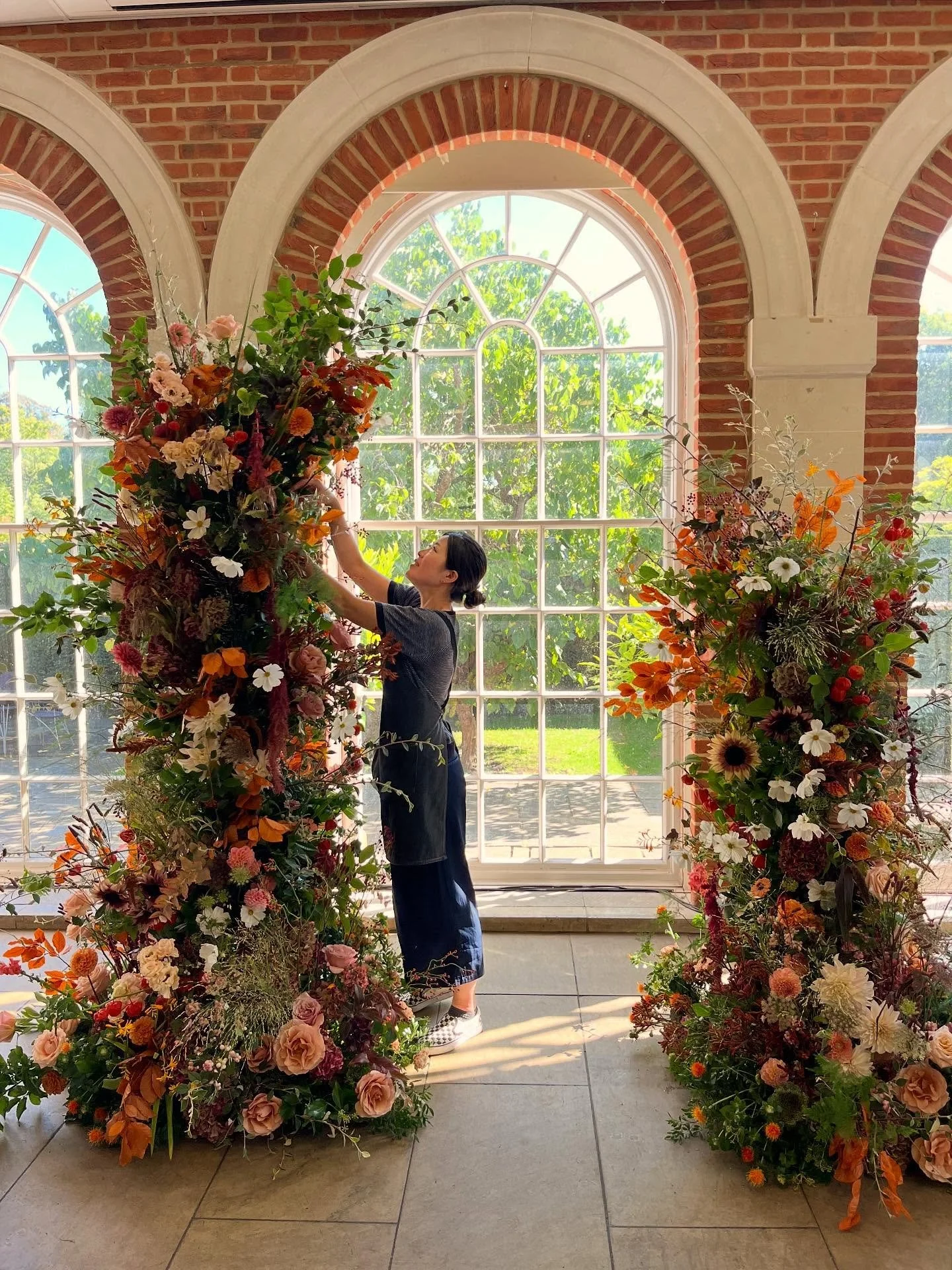 Autumn flowers have a special place in my heart... I just adore the textures and rich colours! We loved creating this deconstructed arch for Kate &amp; Jem's wedding last week. 

Thanks to @porters_covent_garden, @greenandbloom_flowers, @pratleys_cov