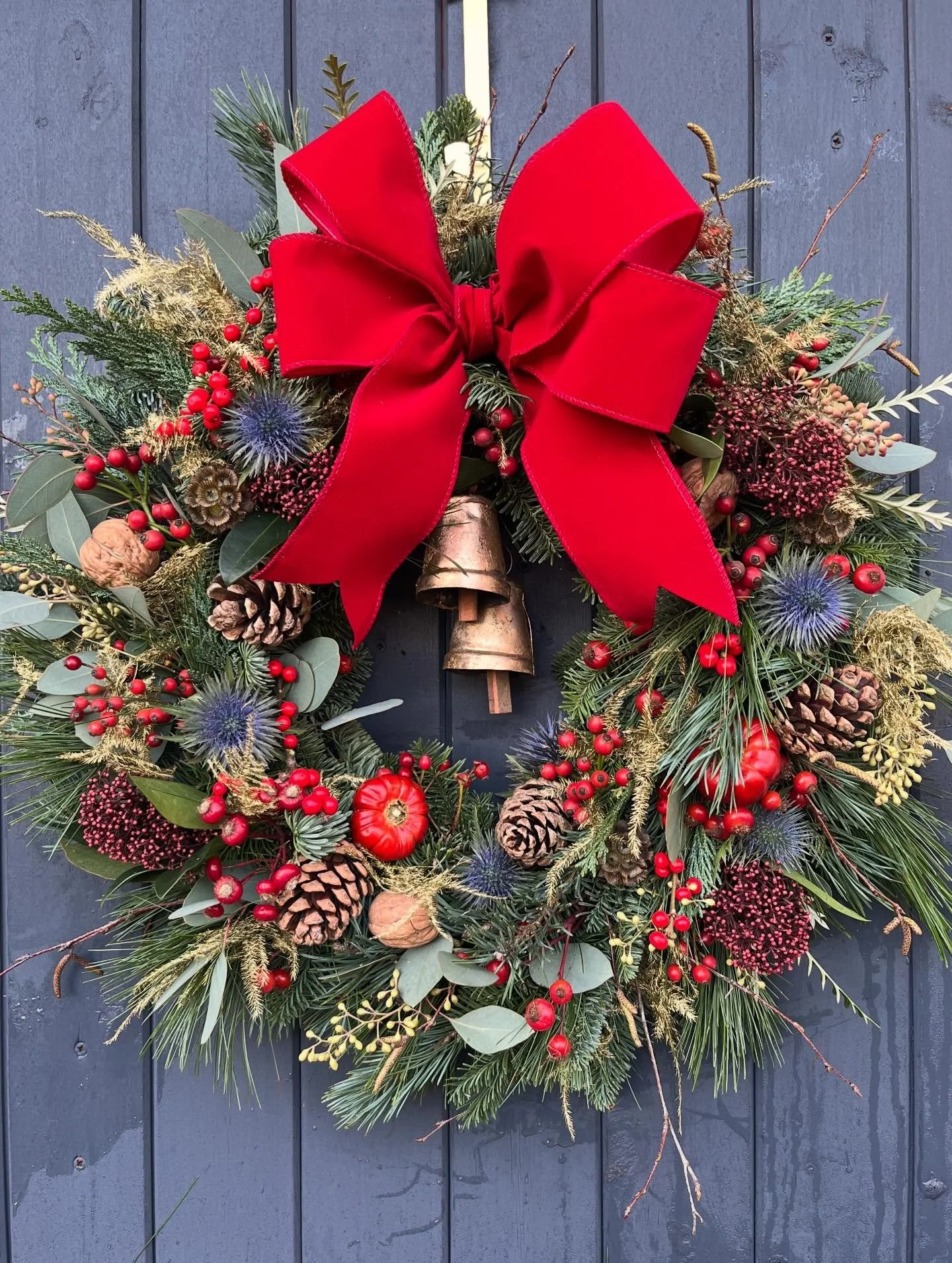 A year of red? 

Things have been crazy here with orders and workshops. Thanks so much for your support - I'm still open for orders for the next couple of weeks! 
( I can do different colours too 🤣) 

#surreyflorist #christmas #christmaswreaths #wre