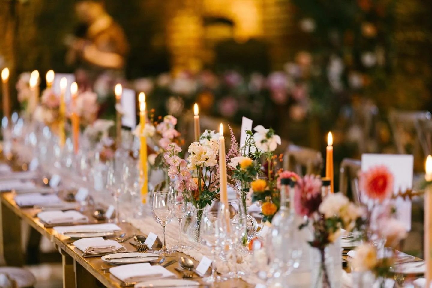 Understated elegance✨

@greatfosters 
@benjaminstuartphotography 
@georginaalexanderwed 

#wedding #weddingflowers #surreywedding #greatfosters #greatfosterswedding #weddingdecor #surreyflorist #autumnwedding
