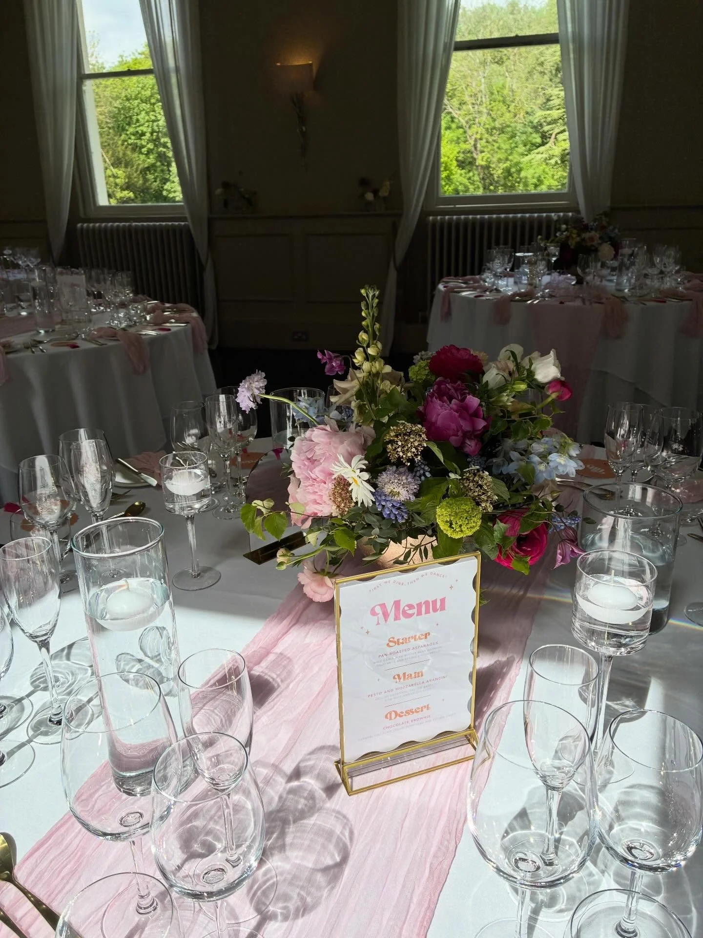 For Rebekah and Matthew who tied a knot at beautiful @mordenhall . So lovely to work with @designercakesbyelle and @sortitoutweddingsandevents 
I do candles too, but sometimes it&rsquo;s nice when you don&rsquo;t need to think about dealing with melt