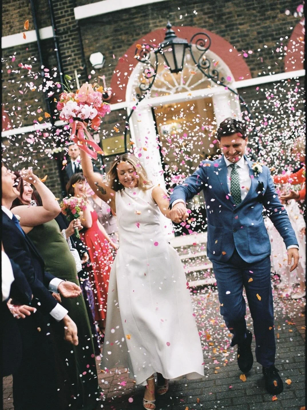 Beautiful Elle &amp; Tom 🥰
Amazing photography by @tomrichardsonweddings 

#londonwedding #weddingday #londonflorist #weddingflowers