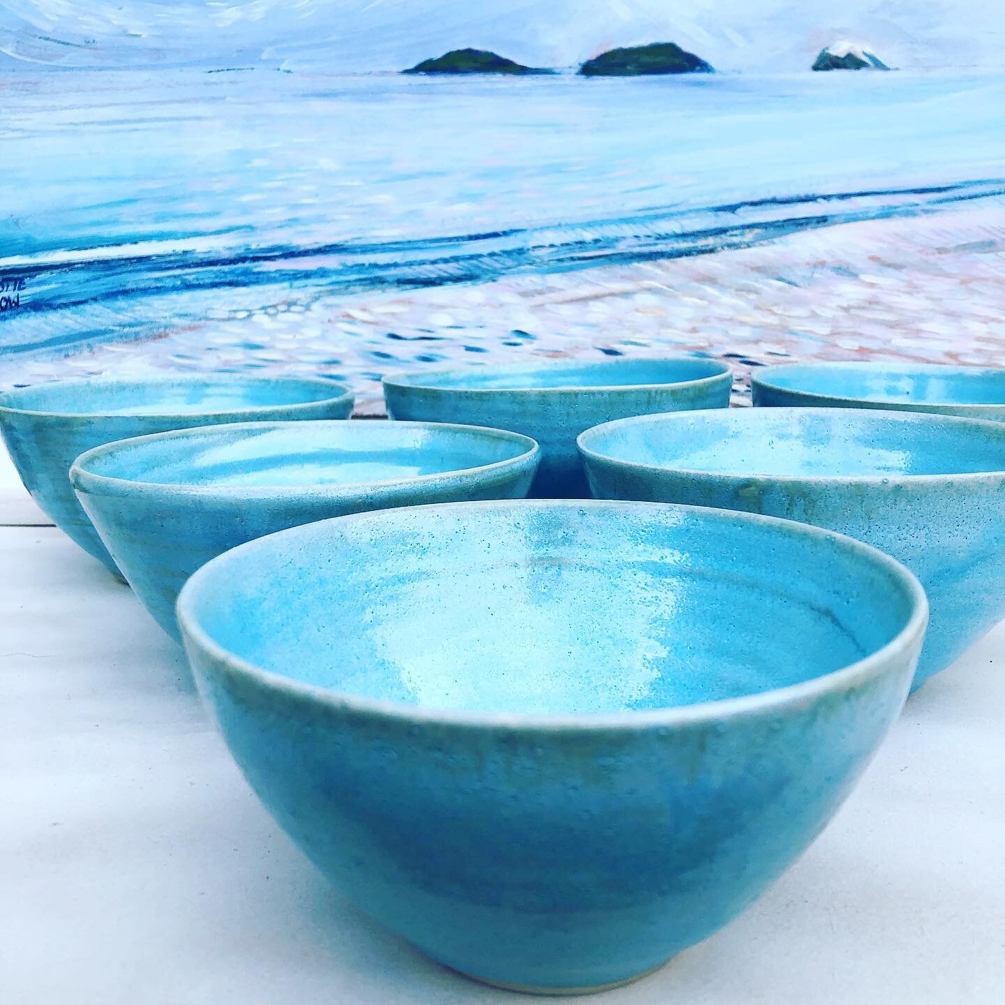 🔹🔷New Turquoise Blue 🔷🔹Bowls out of the kiln this morning , pictured here with my Yellowcraigs Beach Painting 😁#eastlothianartist#ScottishArtist ##ScottishCraft  #Handmade #Ceramics #StonewareClay #turquoiseblue#Ceramics#MadeWithLove#pottery#cer