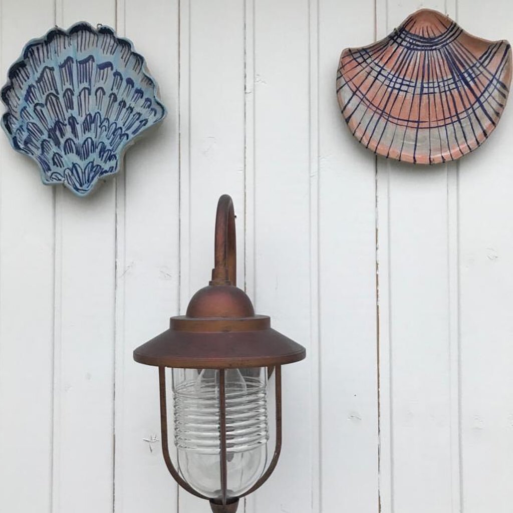 A customer sent me this pic  of a couple of my shell wall plates  on her wall 😜lookin good .. I have a few more new ones .. and some new colours  shown in next pics . Will post up on my website in the next few days .. please DM if interested 🐚🐚🐚?