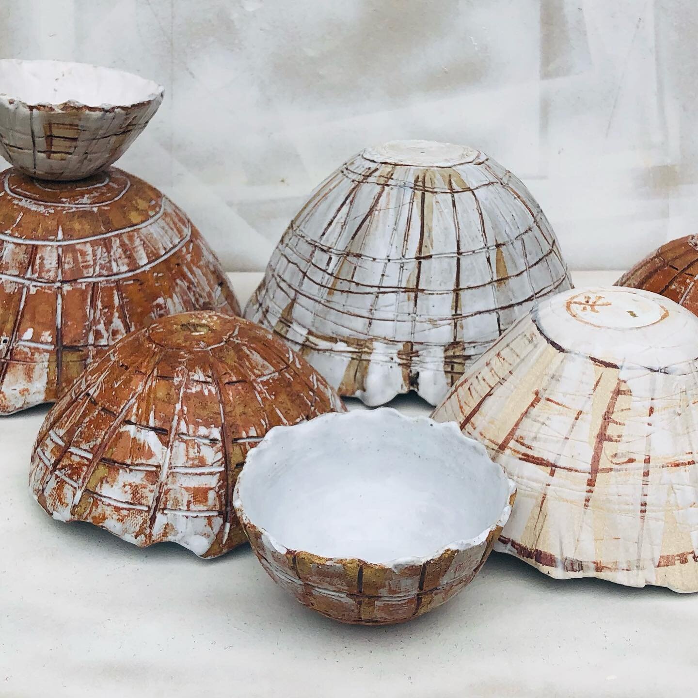 Fresh batch of limpet bowls. Large ..Medium ..Small.. assorted colours #ceramicshell #seatheme #coastalliving #coastaldecor #ironoxide #stoneware #stonewarepottery #limpetbowls