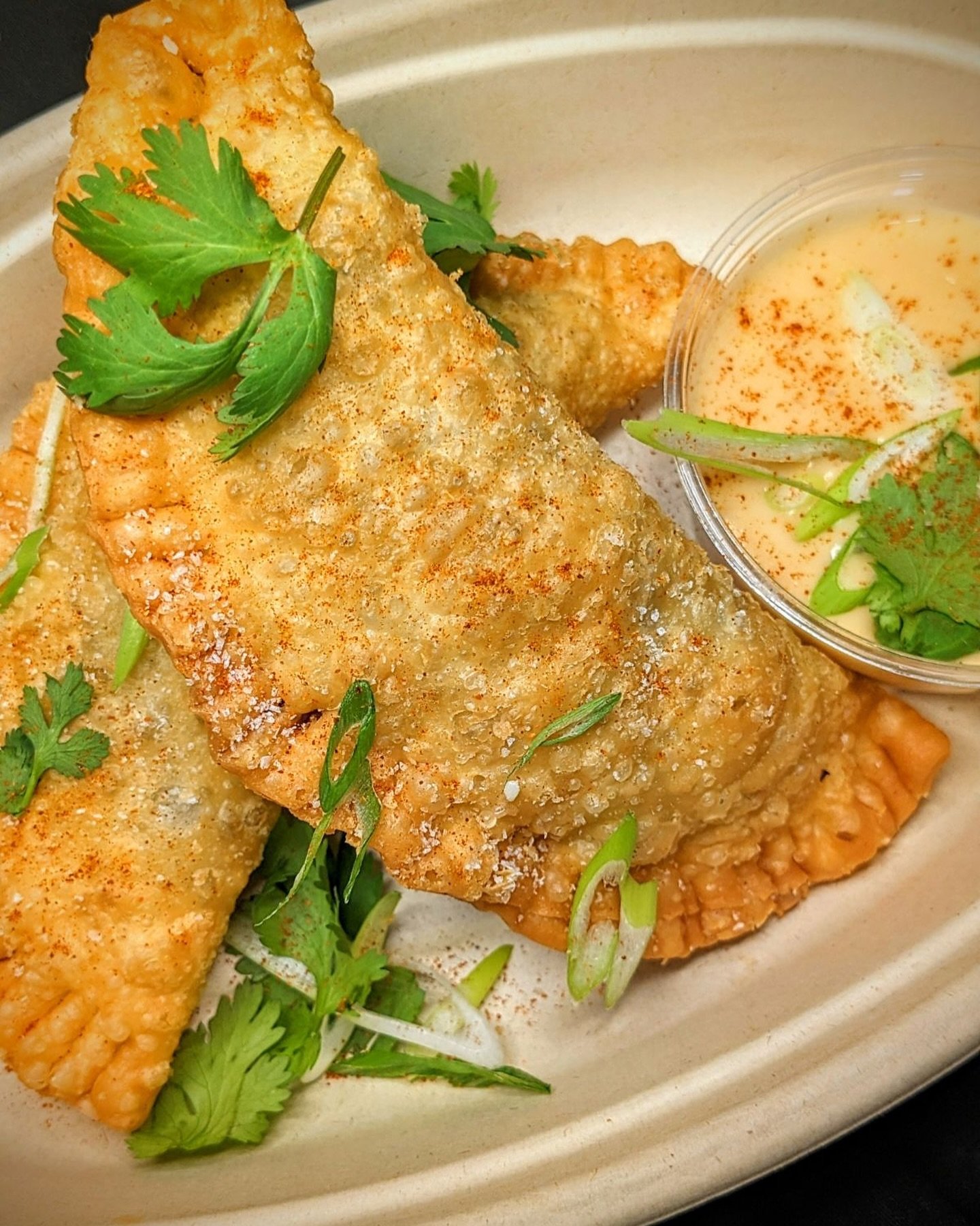 Saturday appetizer special: smoked chicken empanadas! Purple rice, cheddar-jack cheese, tomato, bell pepper, zucchini &amp; chipotle-garlic queso dip! We&rsquo;re open at  12pm with The Traveling Newburys from 6:30pm-9:30pm! 
&bull;
&bull;
&bull;
#su